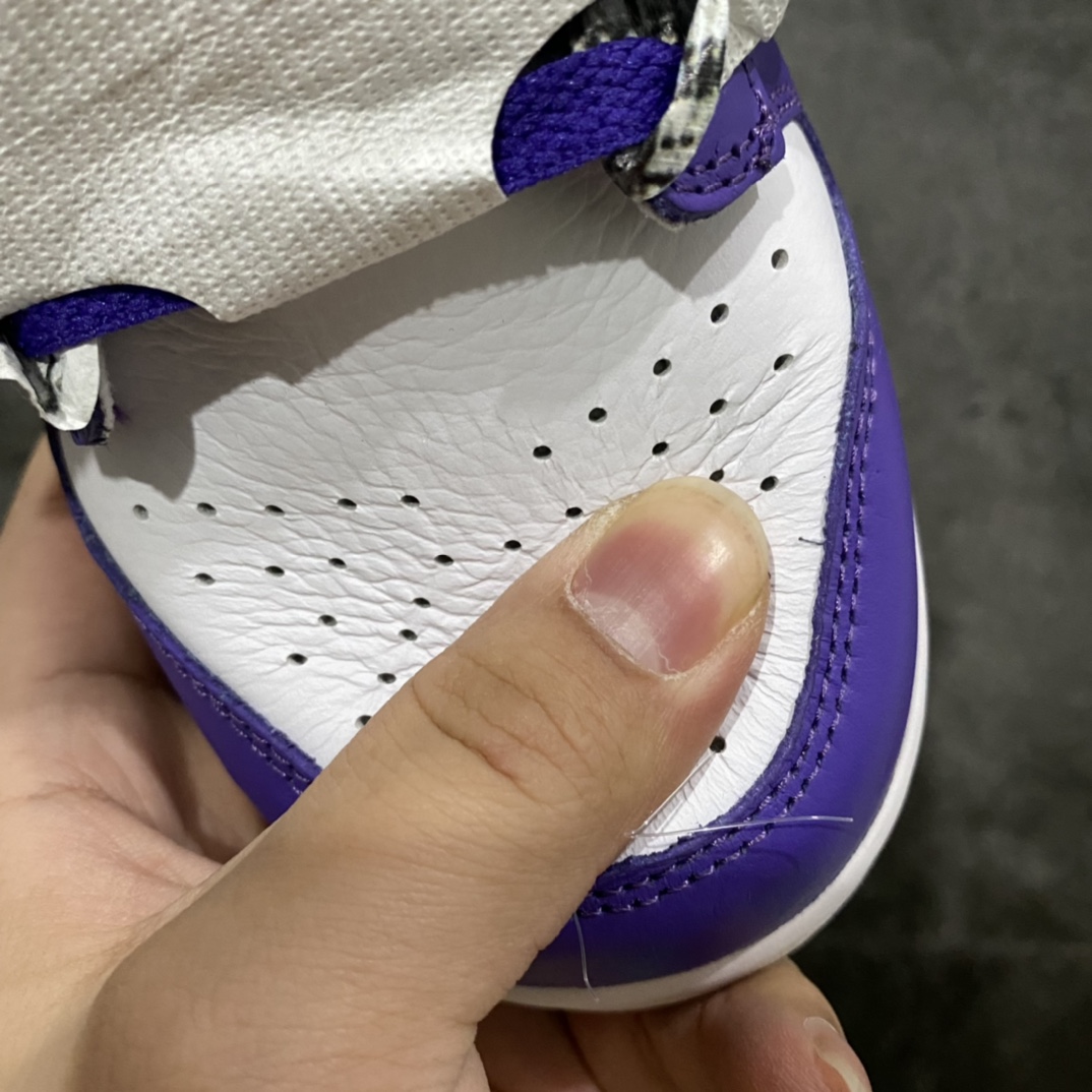 图片[9]-L版纯原Dunk Low\”Flip The Old School\” 白紫反钩撕纸鸳鸯 采用头层鸵鸟皮鞋面组合材质，鞋子主要是白色和紫色。尽管仅使用两种颜色来呈现这双鞋，但组件很多，非常醒目。首先，这种织物是由非常稀有的鸵鸟皮制成，具有无数的突出颗粒。左脚和右脚的颜色也完全相反。更值得注意的是，鞋侧面的NK Swoosh采用了底切设计。鞋子的外侧在购买时也将覆盖有特殊的涂鸦包装，这大大增加了这双鞋的收藏价值。 货号：DJ4636-100 尺码：36 36.5 37.5 38 38.5 39 40 40.5 41 42 42.5 43 44 44.5 45 46.5 47.5-选品中心