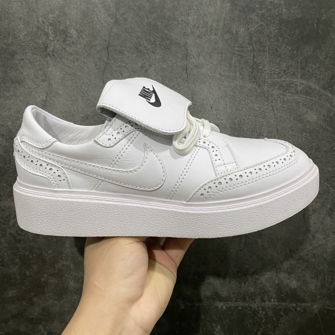 顶级纯原PEACEMINUSONE x NK KWONDO 1 权志龙 3.0 重磅联名DH2482-100 纯原生产线出品 全码补货 巴洛克时尚风格 经典雕花结合球鞋文化 原档案私模 鞋底隐藏开裂纹路细节 同步原厂硫化工艺 区分低端市场冷粘 原厂小羊皮 质感纹路完全一致原版 后跟小雏菊电绣遵循原版数据制作 翻折鞋舌高频LOGO 分区三个码段 鞋舌可拆卸设计 一鞋两穿 尺码:36-46-选品中心