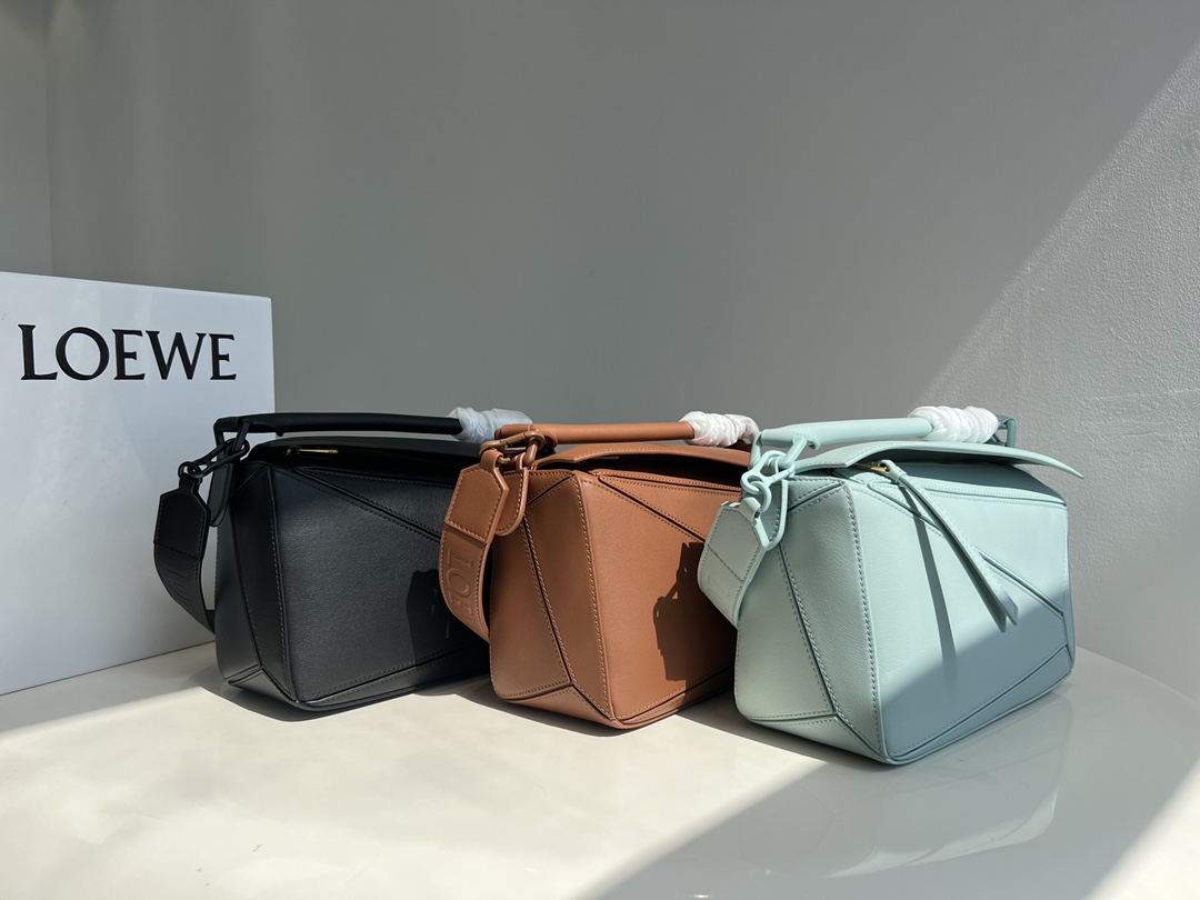 Loewe's new 22s counter has the latest macarons and the latest geometric bag, a popular puzzle!