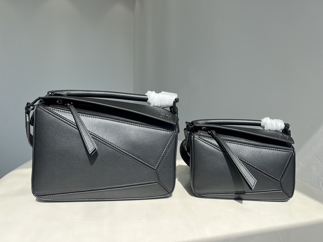 Loewe's new 22s counter has the latest macarons and the latest geometric bag, a popular puzzle!