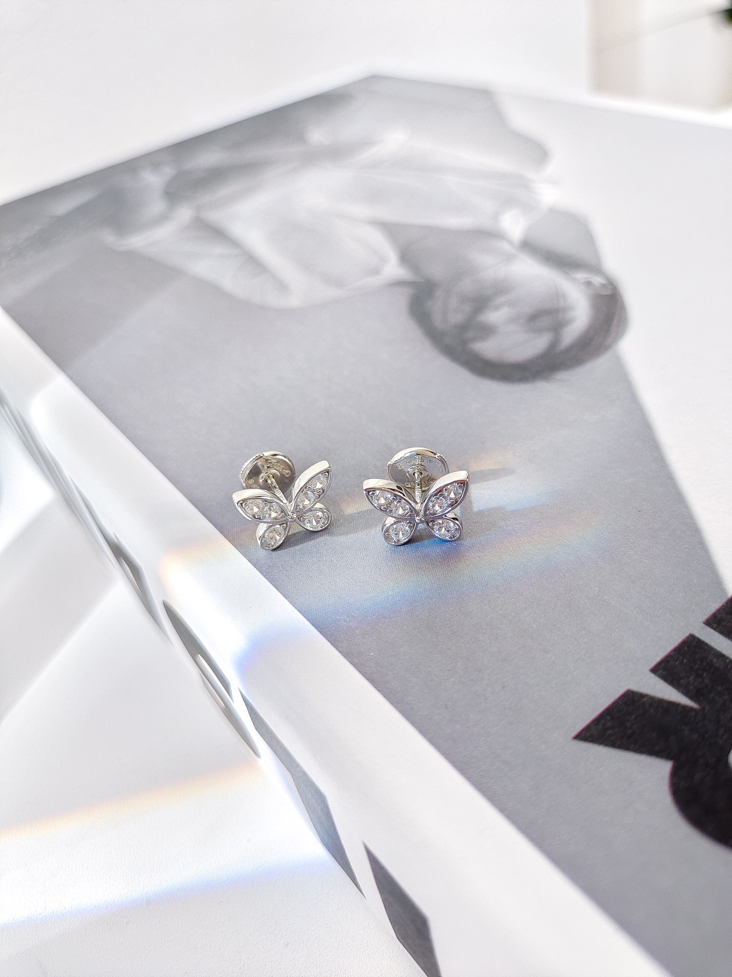 
GRAFF | 蝴蝶幻影系列｜mini蝴蝶耳钉
象征幸运、幸福悄悄的来临⁣ 💗引领我们走到挚爱的身边⁣