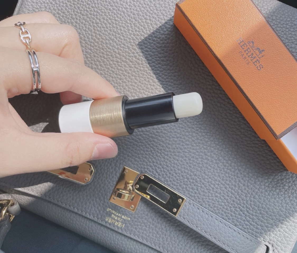 the Hermès Lip Balm features an elegant presentation and a non-sticky - Comprehensive