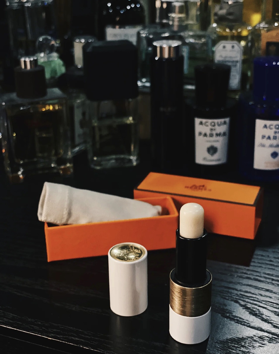 the Hermès Lip Balm features an elegant presentation and a non-sticky - Comprehensive 2