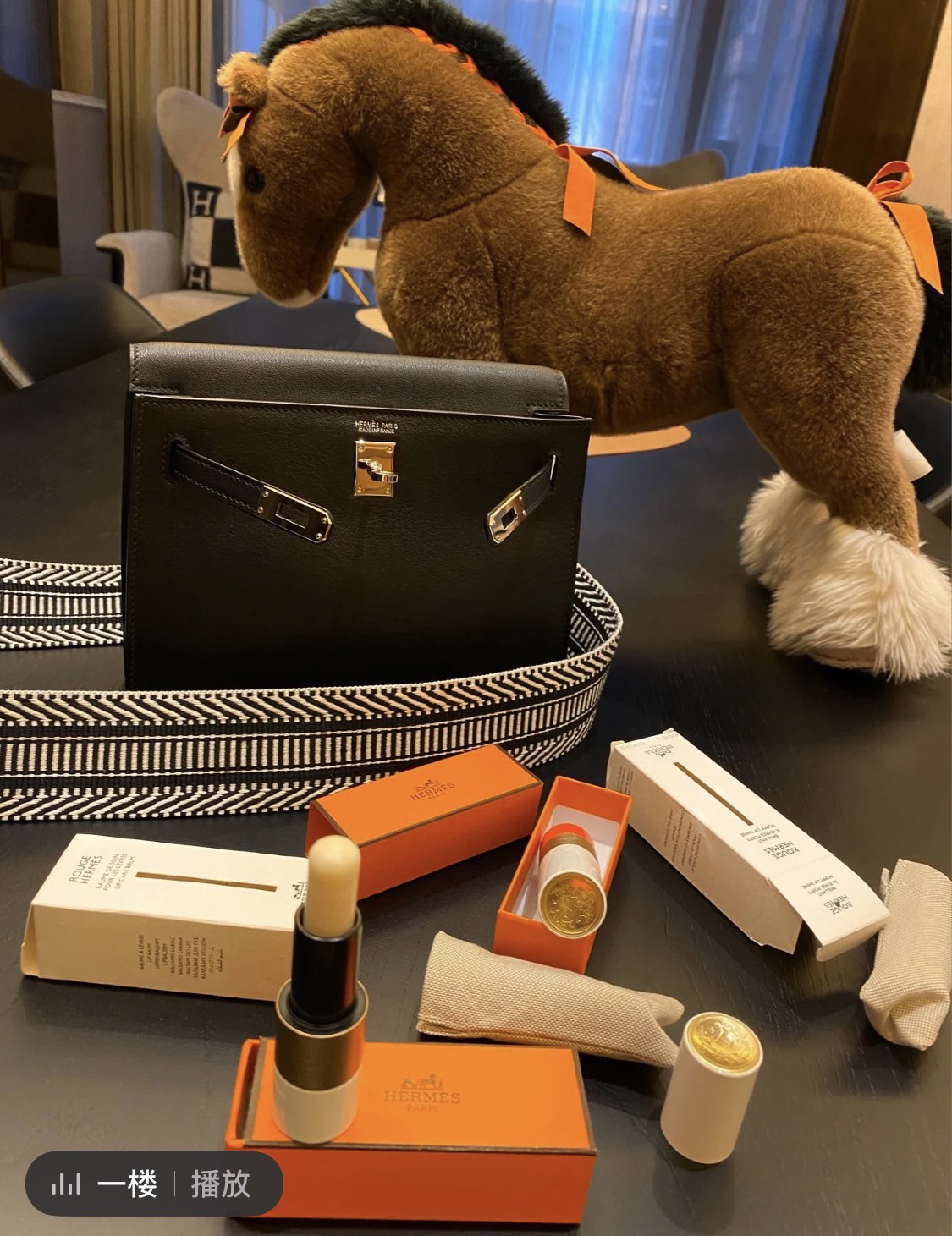the Hermès Lip Balm features an elegant presentation and a non-sticky - Comprehensive 9