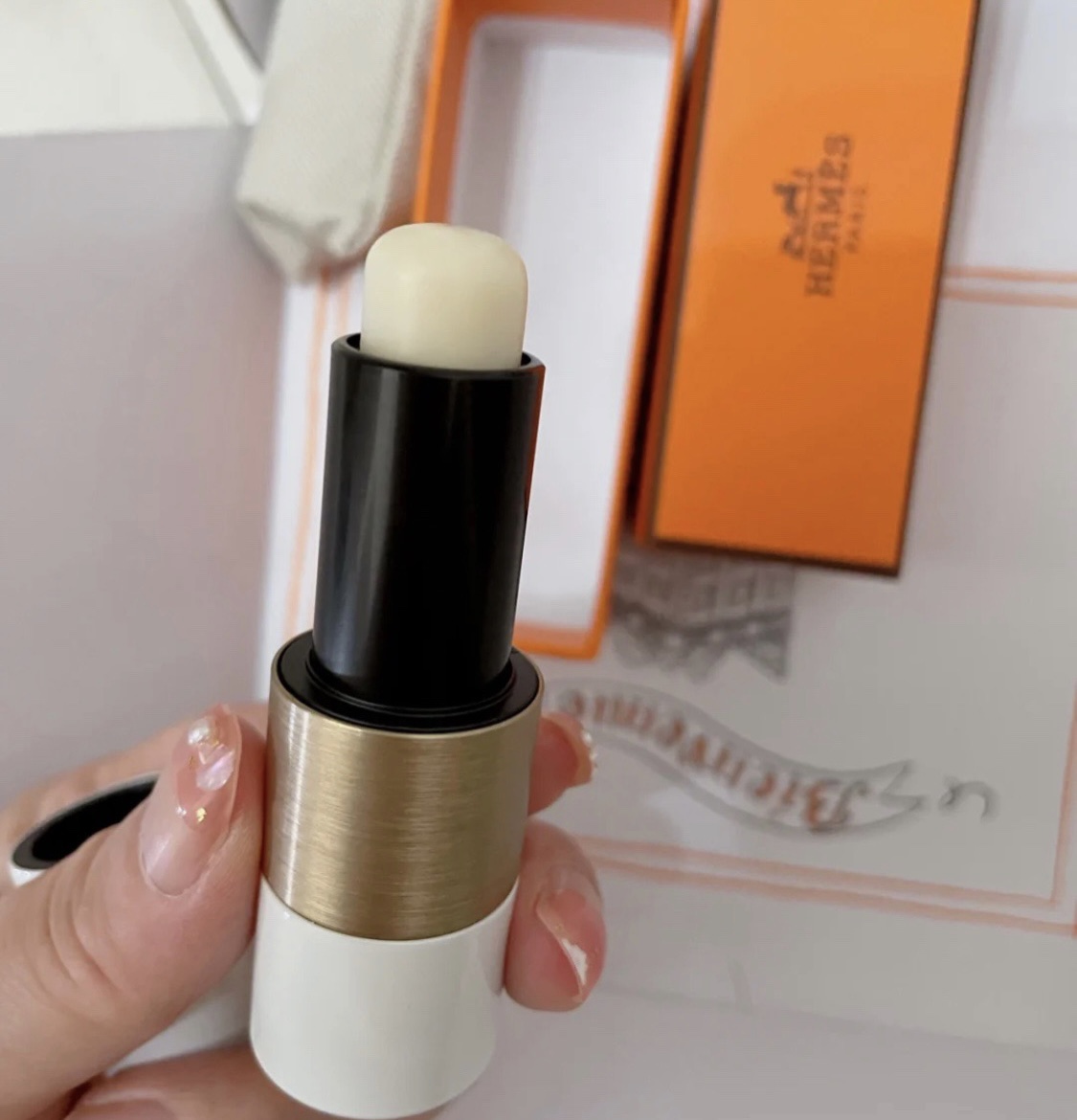 the Hermès Lip Balm features an elegant presentation and a non-sticky - Comprehensive 8