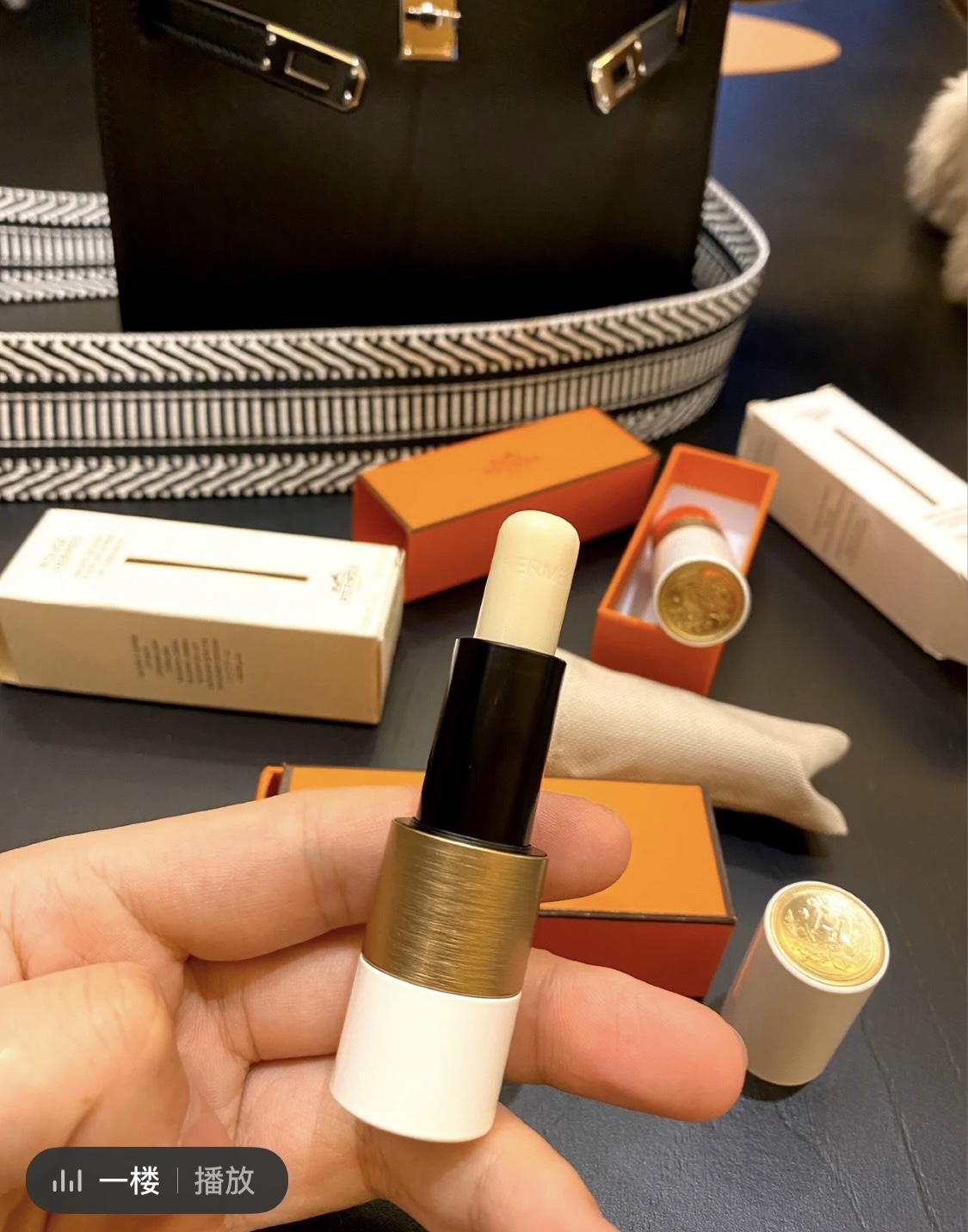 the Hermès Lip Balm features an elegant presentation and a non-sticky - Comprehensive 6