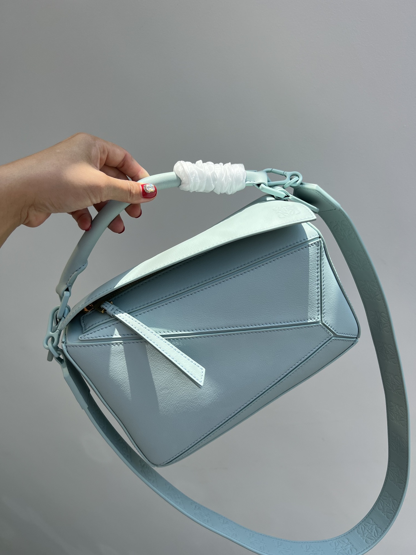 The pure original high quality Loewe 22s counter has the latest limited edition geometric patchwork leather handbag, a shoulder crossbody bag. Th