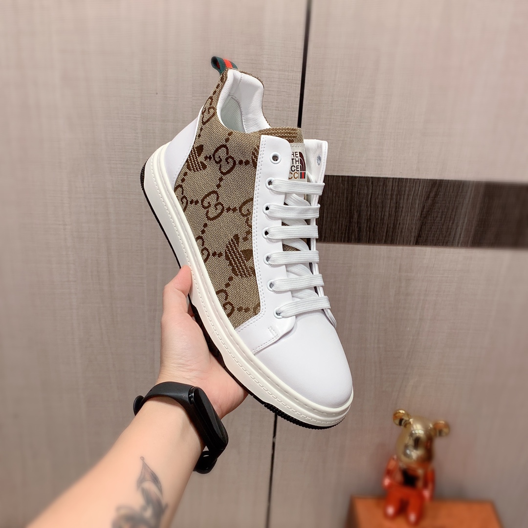 I5 高帮 Gucci  古奇   最新爆款休闲鞋，顶端品牌奢侈～代购，顶级～质量。专柜同卖产品鞋面選用进口透气牛皮搭配布面料材质透气羊皮内里精细做工。原版个性时尚柔软橡膠耐磨防滑大底，上脚轻巧舒适，实物拍摄實物更好看，122广州码: 38-44。2色入选