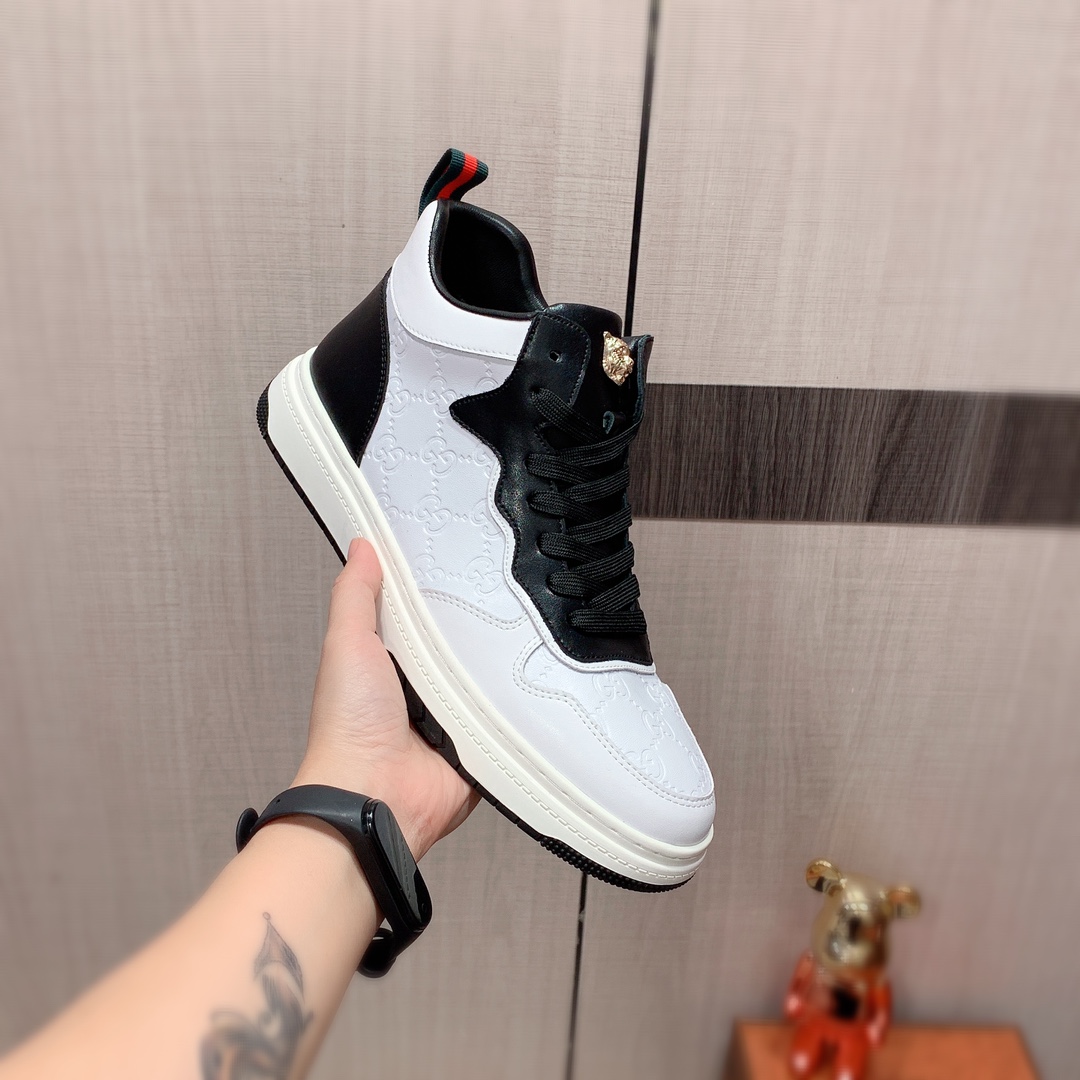 I5 高帮 Gucci  古奇   最新爆款休闲鞋，顶端品牌奢侈～代购，顶级～质量。专柜同卖产品鞋面選用进口透气牛皮材质透气羊皮内里精细做工。原版个性时尚柔软橡膠耐磨防滑大底，上脚轻巧舒适，实物拍摄實物更好看，122广州码: 38-44。2色入选