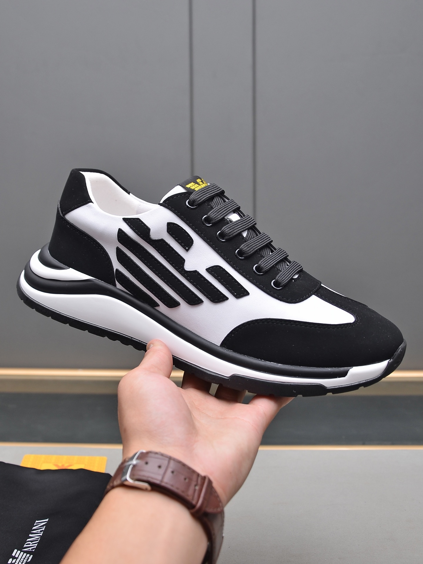 I5 Armani 阿玛尼   ,时装之都米兰品牌之首,做工考究,优雅含蓄设计,大方简洁,剪裁新颖,毎一个小细节都做得尽善尽美,演绎出男士细腻韵味,彰显气质内涵.鞋面进口小牛皮,水染羊里,橡胶耐磨大底,38-44 45定做