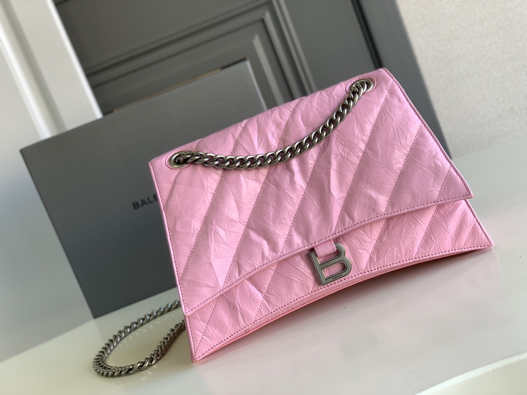 NO:198876,Authentic grade, medium pink twill medium. Crush quilted chain bag medium. The hourglass is really amazing. This time, the soft hourglass with oily wax bursting leather pattern really hit my heart!  The soft feeling is really comfortable. It will feel very warm when carried in autumn and winter~ This time the compartment in this bag is also designed very practically!  Oil wax cowhide streak head layer sheepskin inner lining. All accessories are only used in the highest version. Size 31×19.8×6.9cm Model 716393m, Balenciaga, cowhide, sheepskin19860909正品级 中号粉色斜纹中号.Crush绗缝链条包中号 沙漏这个包型真的绝了 这次出了油蜡爆裂皮纹的软沙漏 真的直接戳中我心坎儿！ 软趴趴的感觉真的非常舒服 秋冬背起来也会感觉很温暖捏～ 这次这个包内的隔层还设计得很实用！ 油蜡牛皮摔纹头层羊皮内里 全部配件只用最高版本 尺寸31×19.8×6.9cm型号716393m,巴黎世家,balenciaga,cowhide,sheepskin,Bag