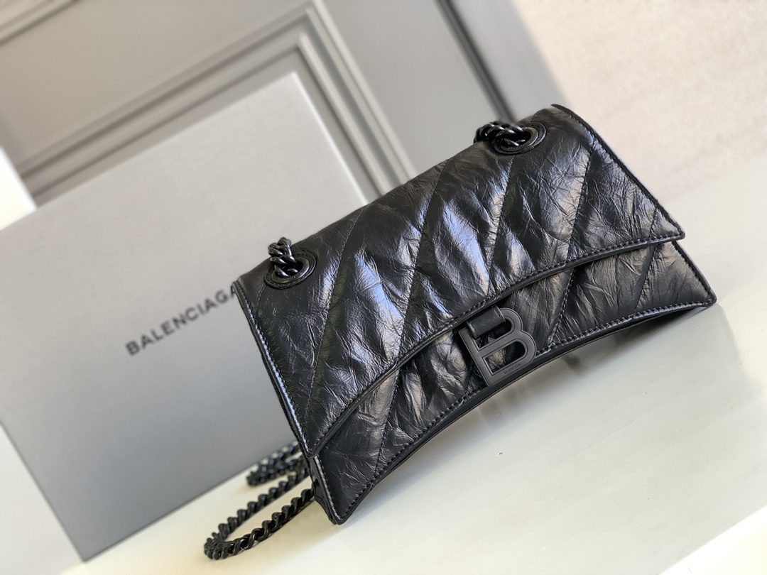 NO:198888,Authentic grade, small black twill small. Crush quilted chain bag. The shape of the hourglass is really amazing. This time, the soft hourglass with oily wax bursting leather pattern really hit my heart!  The soft feeling is really comfortable. It will feel very warm when carried in autumn and winter~ This time the compartment in this bag is also designed very practically!  Oil wax cowhide streak head layer sheepskin inner lining. All accessories are only used with the highest version, size 25×15×8cm. Model 716351m. Balenciaga, balenciaga, cowhide, sheepskin19860909正品级 小号黑色斜纹小号.Crush绗缝链条包 沙漏这个包型真的绝了 这次出了油蜡爆裂皮纹的软沙漏 真的直接戳中我心坎儿！ 软趴趴的感觉真的非常舒服 秋冬背起来也会感觉很温暖捏～ 这次这个包内的隔层还设计得很实用！ 油蜡牛皮摔纹头层羊皮内里 全部配件只用最高版本、尺寸25×15×8cm 型号716351m,巴黎世家,balenciaga,cowhide,sheepskin,Bag