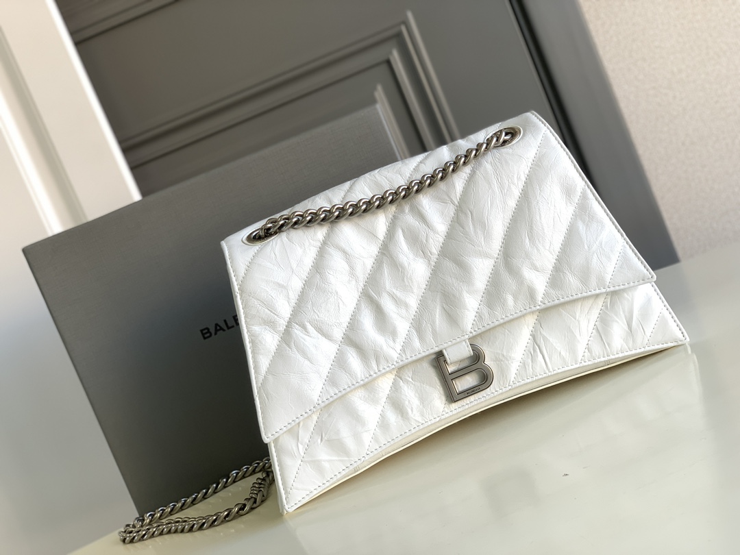 NO:198880,Authentic grade, medium white twill medium. Crush quilted chain bag medium. The hourglass is really amazing. This time, the soft hourglass with oily wax bursting leather pattern really hit my heart!  The soft feeling is really comfortable. It will feel very warm when carried in autumn and winter~ This time the compartment in this bag is also designed very practically!  Oil wax cowhide streak head layer sheepskin inner lining. All accessories are only used in the highest version. Size 31×19.8×6.9cm Model 716393m, Balenciaga, cowhide, sheepskin19860909正品级 中号白色斜纹中号.Crush绗缝链条包中号 沙漏这个包型真的绝了 这次出了油蜡爆裂皮纹的软沙漏 真的直接戳中我心坎儿！ 软趴趴的感觉真的非常舒服 秋冬背起来也会感觉很温暖捏～ 这次这个包内的隔层还设计得很实用！ 油蜡牛皮摔纹头层羊皮内里 全部配件只用最高版本 尺寸31×19.8×6.9cm型号716393m,巴黎世家,balenciaga,cowhide,sheepskin,Bag