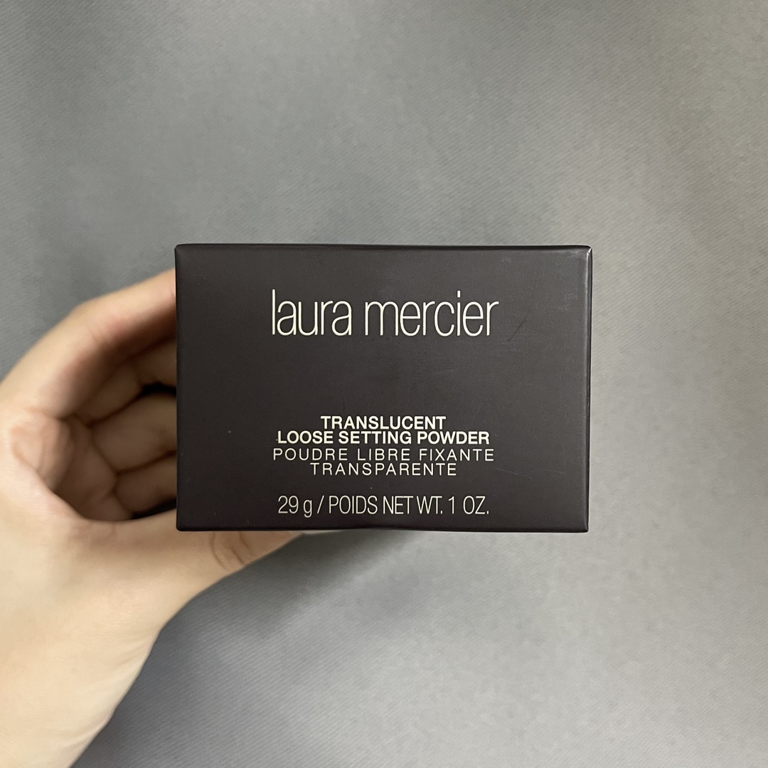 罗拉散粉29g哑光色美国罗拉散粉Laura Mercier LM/罗拉柔光透明蜜粉散粉化妝師推介！散粉控油定妆一流，粉质非常细腻，透明色号适合任何肤色，轻轻一扫，妆面持久，好莱坞明星推荐，无油配方，为细纹和瑕疵肤质打造柔焦面容，一盒很耐用…