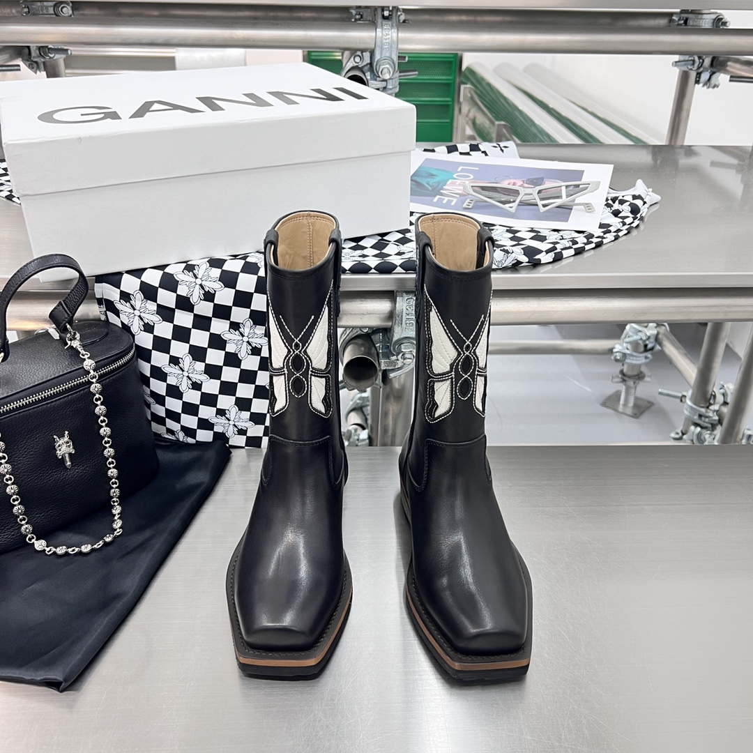 Stylish and Comfortable Sheepskin Boots for Autumn and Winter Fashion