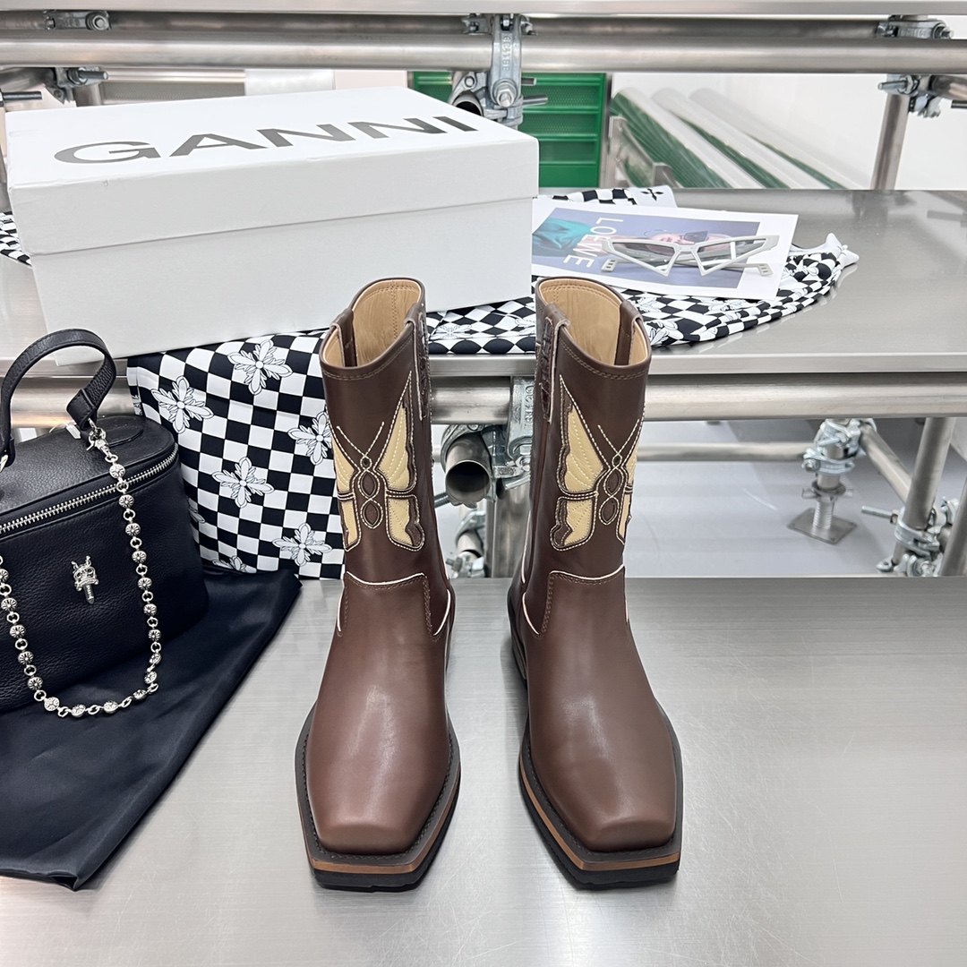 Trendy Autumn/Winter Boots: Stylish, Comfortable, High-Quality, Custom-Made with Unique Details