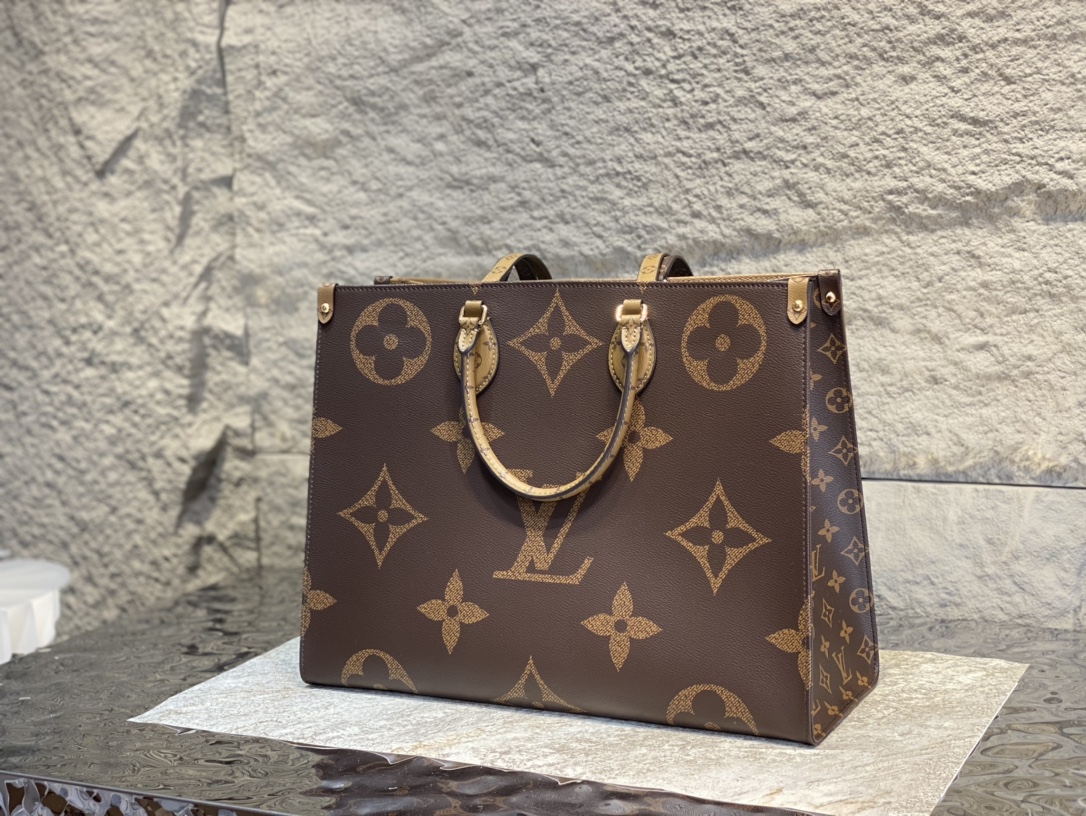 NO:176410,Onthego Large Model M44576 Size 41.034.019.0 Material stainless steel   Italian 5A fabric (the body steel parts are forged forging, with multiple high-strength stamping and fine engraving. The gold-plated surface is not easy to fade and get worn. The non-alloyed parts are rough in lettering, low density and easy to lose and easy to flower), gold plating19860909Onthego 大号 型号M44576 尺寸41.034.019.0 材质精钢＋意大利5A面料 (包身钢件为锻造工艺,多次高强度冲压成型,刻字精细.镀金面不易掉色磨花 .非合金件刻字粗糙,密度低易损易花),,gold plating,Bag