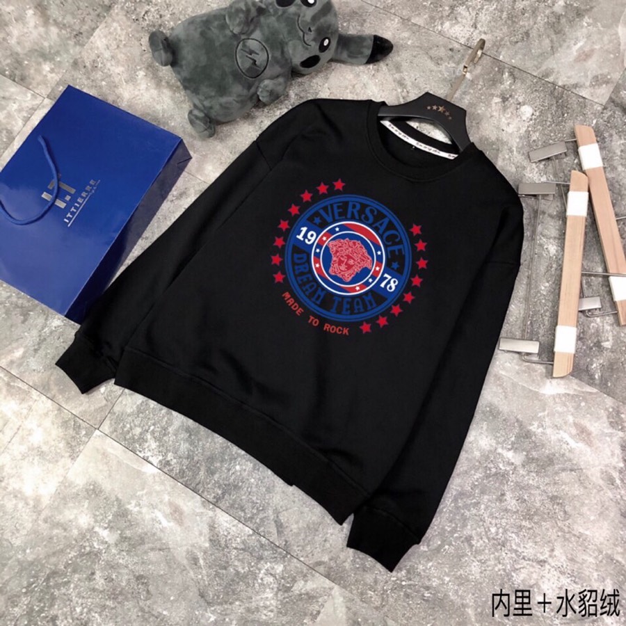 NO:726588,Support replacement after the year!  Velvet style. Couple style wears 220 pounds. Good news for fat people. Size M-4XL. Versace. Mink velvet lining. Original quality. 2025. Latest velvet sweatshirt. Selected counter custom-made top-grade mercerized cotton sweatshirt imported fabrics. All details are perfectly made and reproduced 1:1. 100% authentic. Original hardware. High-end customized accessories. Original factory. The upper body effect is great!  (Girls wear S, size 175/150 pounds is recommended to wear L),,versace,versace,hoodie,sweatshirts,19860909支持年后退换！ 加绒款 情侣款穿220斤 胖子福音 码数M-4XL 范思哲 Versace 内里水貂绒 原单品质 2025 最新款加绒卫衣 精选专柜订制顶级丝光棉卫衣进口面料 所有细节做工完美1比1复刻 还原正品百分百 原版五金 高端订制辅料 原厂原标 上身效果超赞！( 女生穿S,码数建议175/150斤穿L ),,versace,versace,hoodie,sweatshirts,,Men's clothing