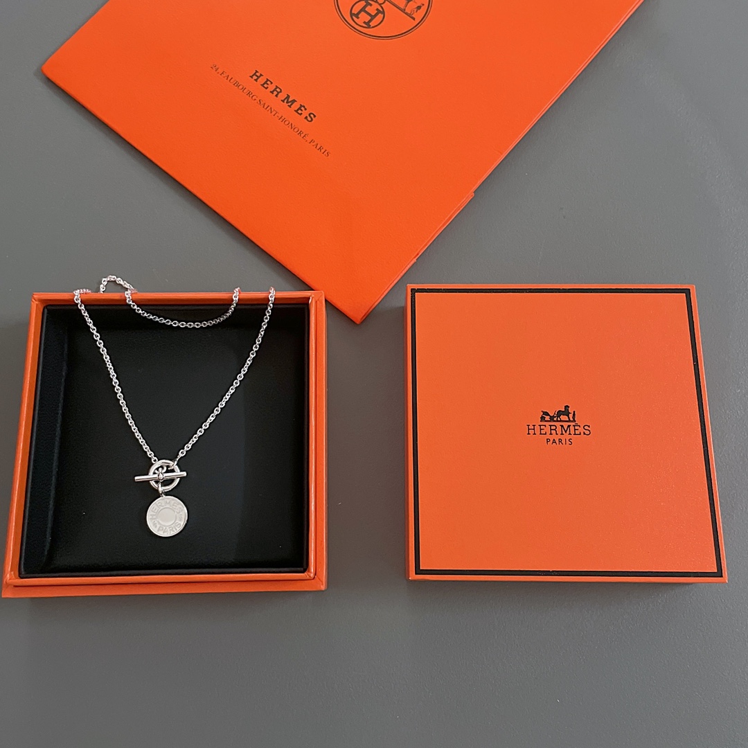 NO:633447,88260 [H Small Silver Coin Necklace] Z, Aulettes H Confettis necklace, a very beautiful and versatile necklace that is not easy to match!  We all agree that it is made of sterling silver, simple and elegant style, super easy to match, the H round pendant is like a coin and the overall texture is clear and three-dimensional. The buckle is an OT buckle design, and the chain is a specially customized specification. Feel free to compare the super exquisite texture!  It is definitely a treasure necklace worth collecting, necklace, pure silver, Cartier high-end jewelry1986090988260【H小银币项链】Z ,Aulettes H Confettis 项链,超好看百搭又不容易撞款的项链！我们一致z 纯银材质,简约大方的款,超级好搭,H圆牌吊坠像硬币整体质感清晰又立体.扣是OT扣的设计,且链条是特别定制的规格,超级精致质感随意对比！绝对是一款值得收藏的宝藏项链,,necklace,pure silver,卡迪亚高端饰品,Jewelry