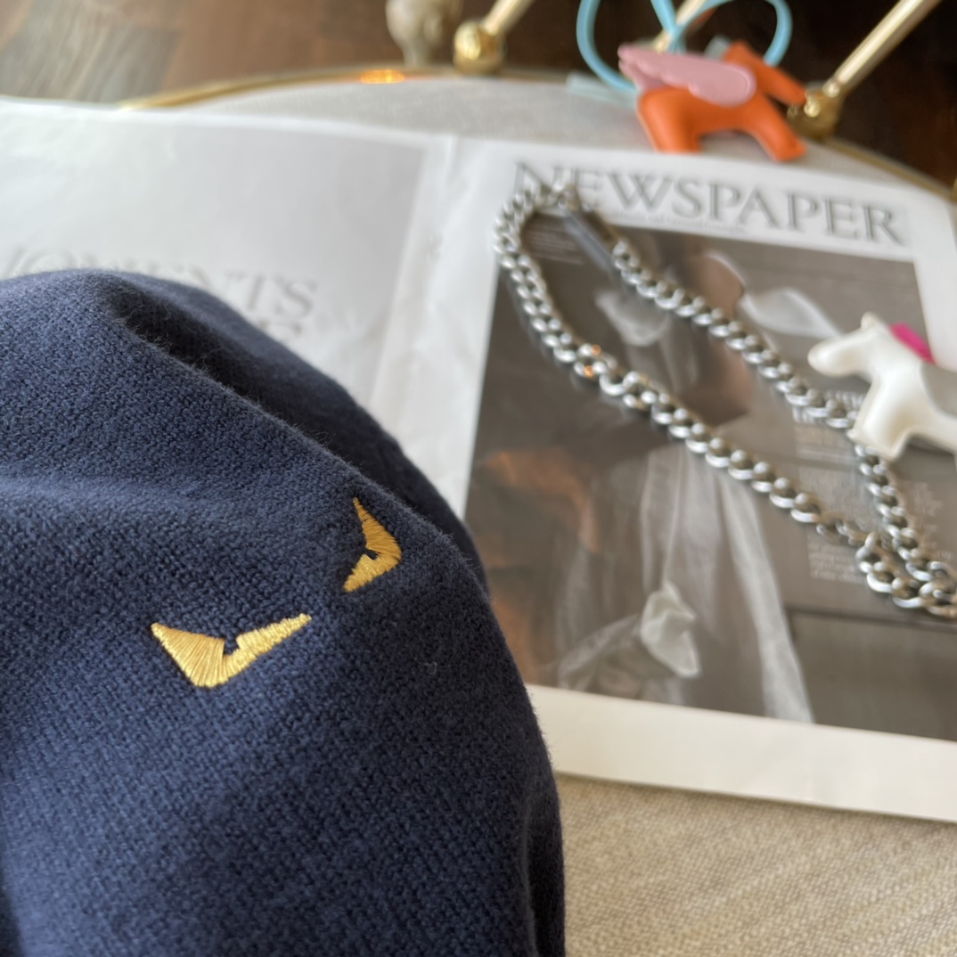 FD 2025AW秋冬新品 专柜同步 时尚别致罗纹圆领单穿打底必备款，采用羊毛混纺针织衫长袖毛衣，简约优