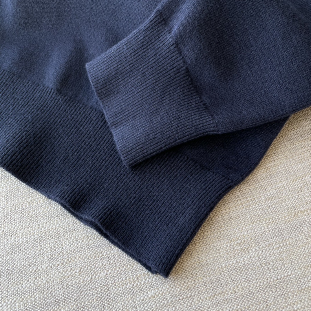 FD 2025AW秋冬新品 专柜同步 时尚别致罗纹圆领单穿打底必备款，采用羊毛混纺针织衫长袖毛衣，简约优