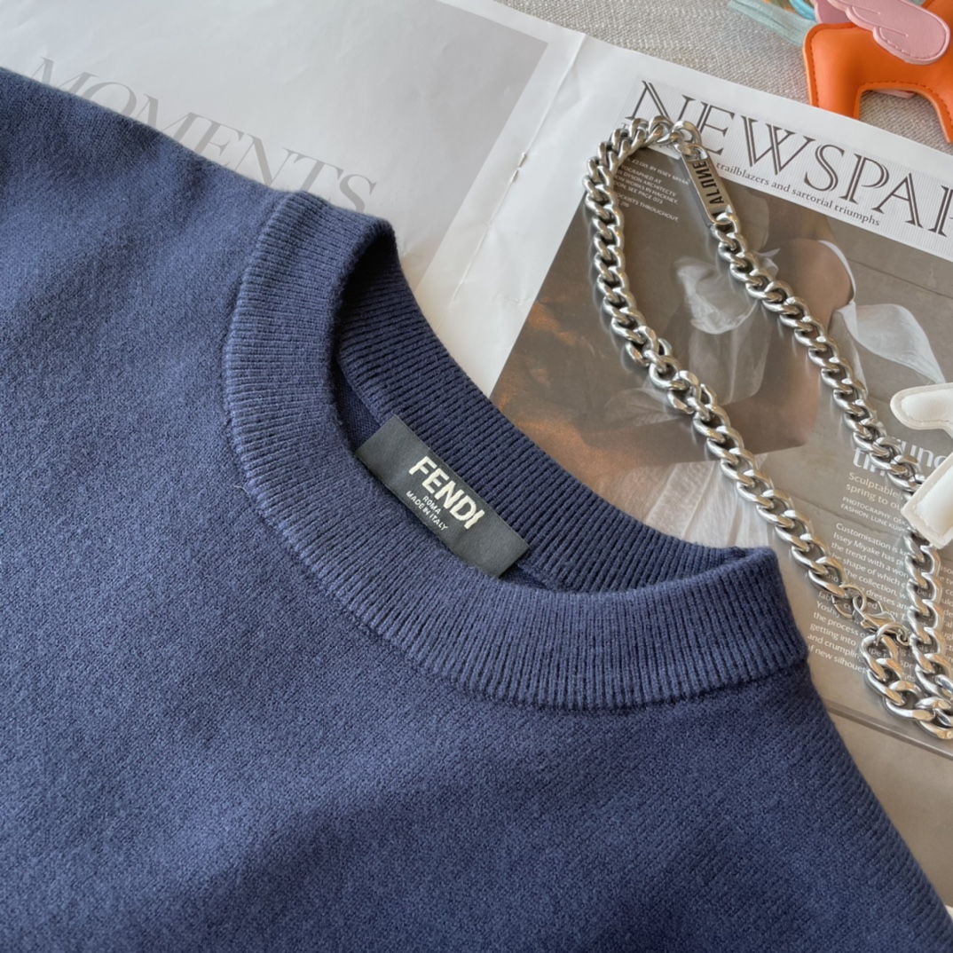 FD 2025AW秋冬新品 专柜同步 时尚别致罗纹圆领单穿打底必备款，采用羊毛混纺针织衫长袖毛衣，简约优