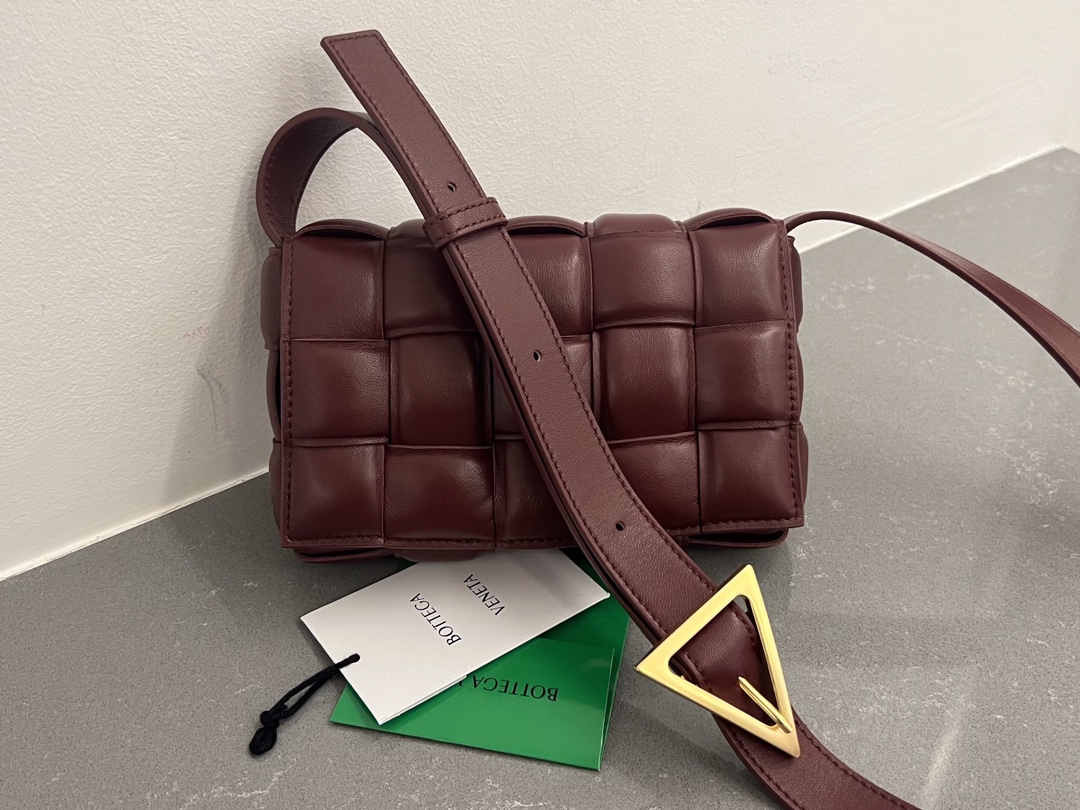 Bottega Veneta Bv Ace Model 2023 Autumn and Winter New Cassette Medium Sheepskin Pillow Bag 717506 Classic Weaving Craft Chubby Filling Design Pi