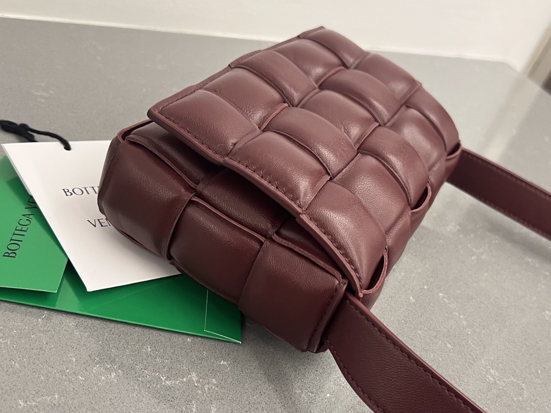 Bottega Veneta Bv Ace Model 2023 Autumn and Winter New Cassette Medium Sheepskin Pillow Bag 717506 Classic Weaving Craft Chubby Filling Design Pi