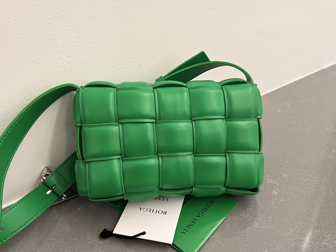 Bottega Veneta Bv Ace Model 2023 Autumn and Winter New Cassette Medium Sheepskin Pillow Bag 717506 Classic Weaving Craft Chubby Filling Design Pi