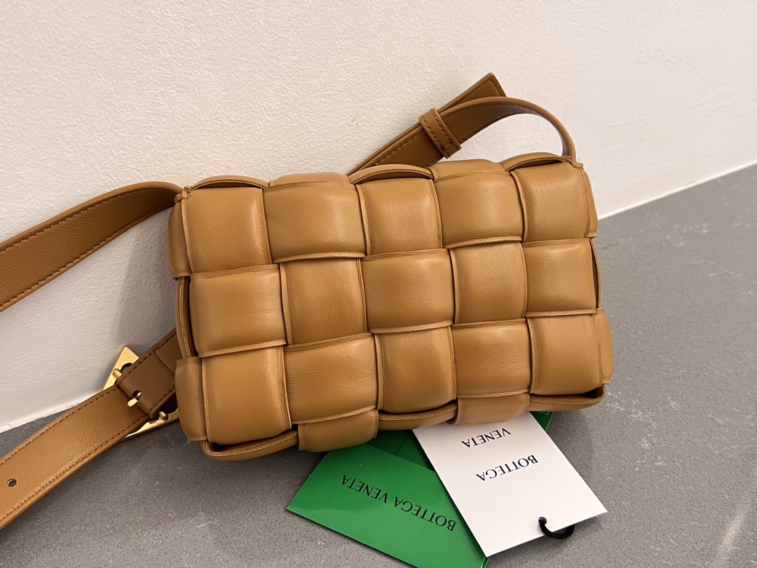 Bottega Veneta Bv Ace Model 2023 Autumn and Winter New Cassette Medium Sheepskin Pillow Bag 717506 Classic Weaving Craft Chubby Filling Design Pi