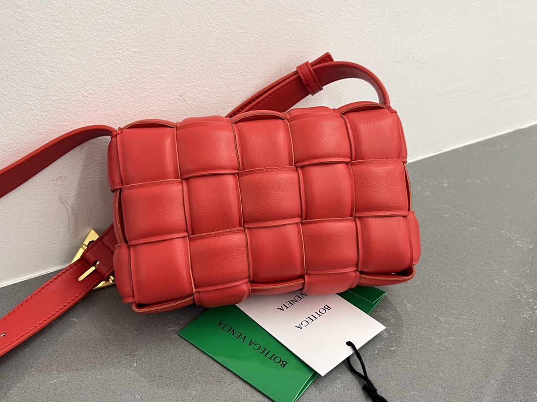 Bottega Veneta Bv Ace Model 2023 Autumn and Winter New Cassette Medium Sheepskin Pillow Bag 717506 Classic Weaving Craft Chubby Filling Design Pi