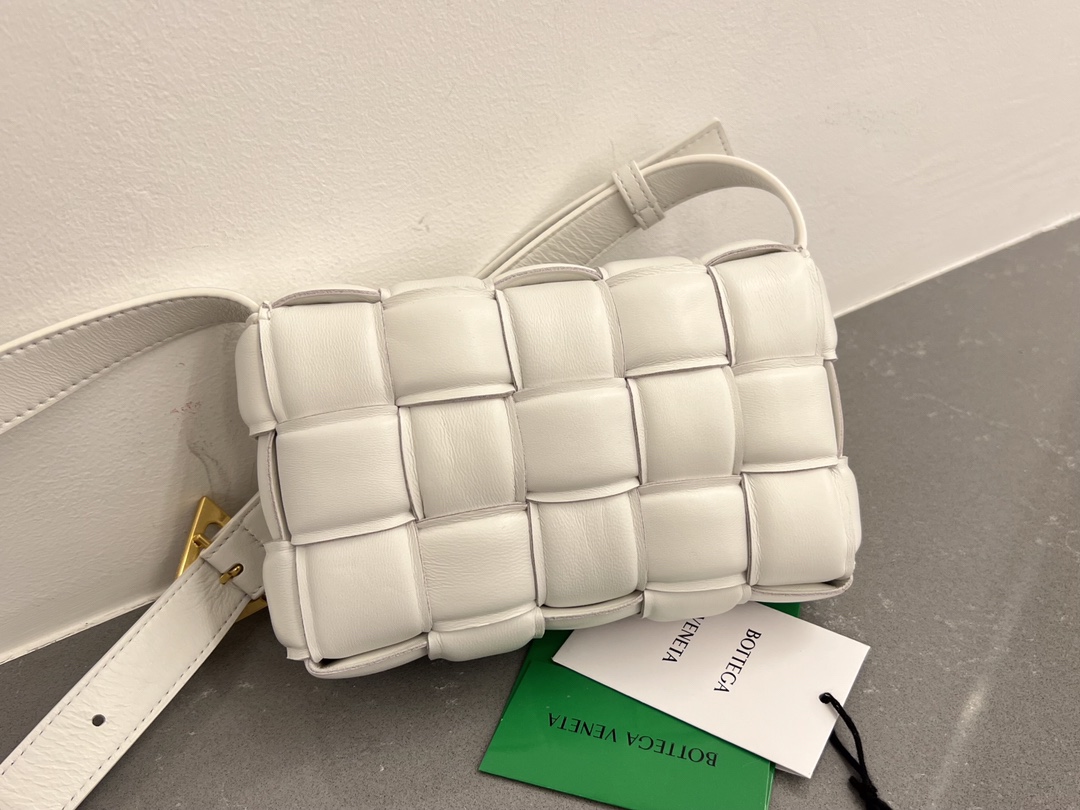 Bottega Veneta Bv Ace Model 2023 Autumn and Winter New Cassette Medium Sheepskin Pillow Bag 717506 Classic Weaving Craft Chubby Filling Design Pi