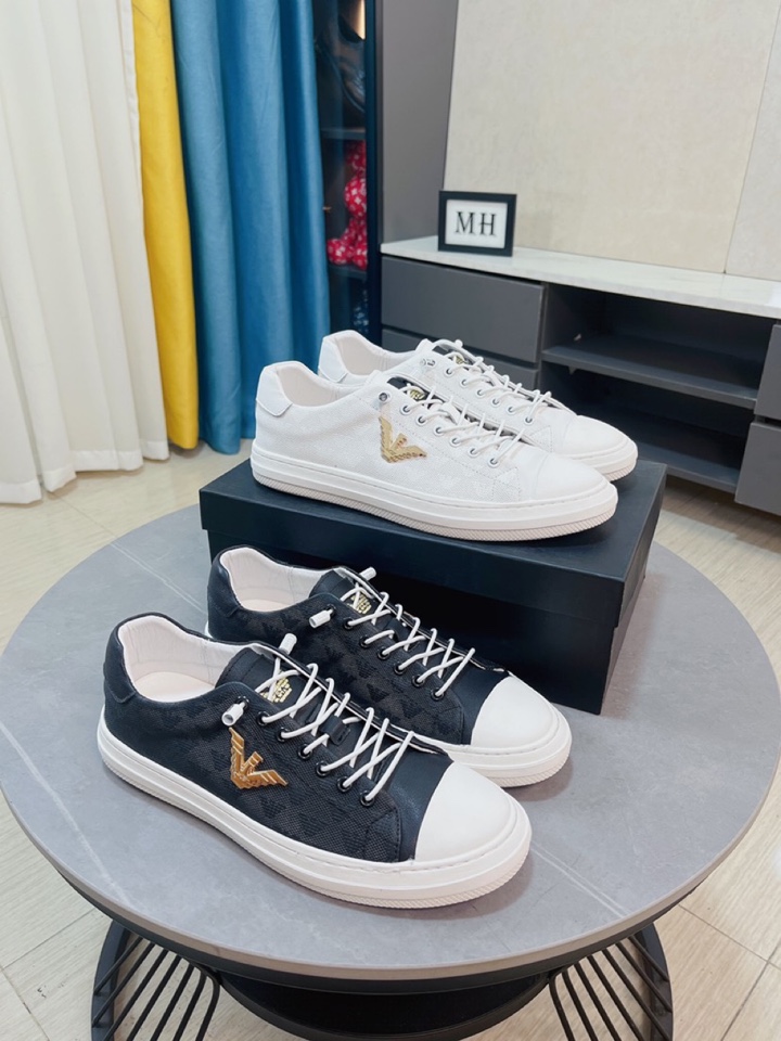 I5 ARMENI 阿玛尼 上市著名奢侈品牌,专柜同步更新,意大利男鞋时尚杂志季刊封面主推款鞋面采用意大利进口牛皮和品牌标,进口真皮内里.高端大气,上脚舒适有型. 细节无可挑剔.码数38-44；