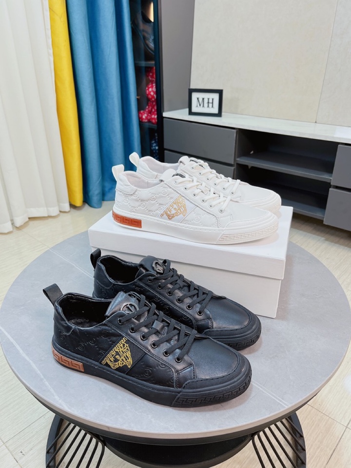 I5 VERSACE 范思哲   巴黎时装走秀款专柜同步上市进口镜面材料搭配头层牛皮制面电绣人头内里采用头层真皮皮,绝对的奢华打造,引领时尚新概念.配码：38-44