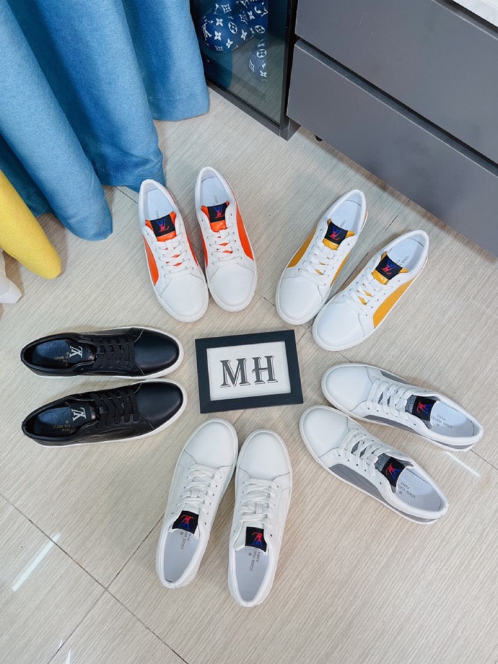 J0 Louis Vuitton 路易威登 LV 低帮休闲男鞋. 时尚潮男必备,香港专柜新品出炉, 大牌风范,欧美大师强力打造独特款式,上脚舒适,大底超柔软,超耐磨.给人视觉冲击感强.材料: 鞋面进口牛皮纯发泡大底,橡胶图形搭配,38一44