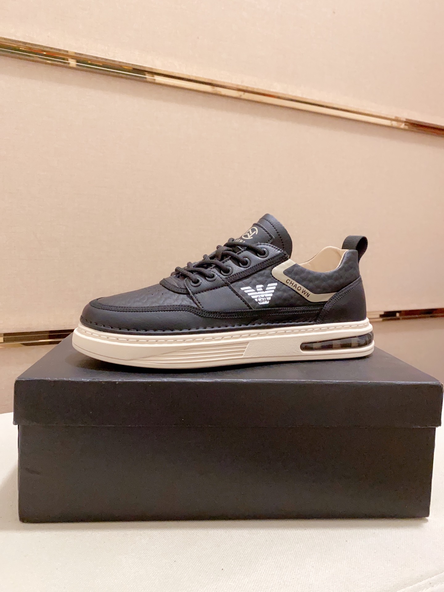 I5 Armani Armani 阿玛尼 顶级专柜同步发售,鞋面意大利进口头层牛皮.全进口真皮内里,完全1比1复刻,鞋底：原厂特供原版底,独家活动成型底超级舒适,原厂跟单货,高品质,可随意进出专柜,欢迎对比.码数:38-44