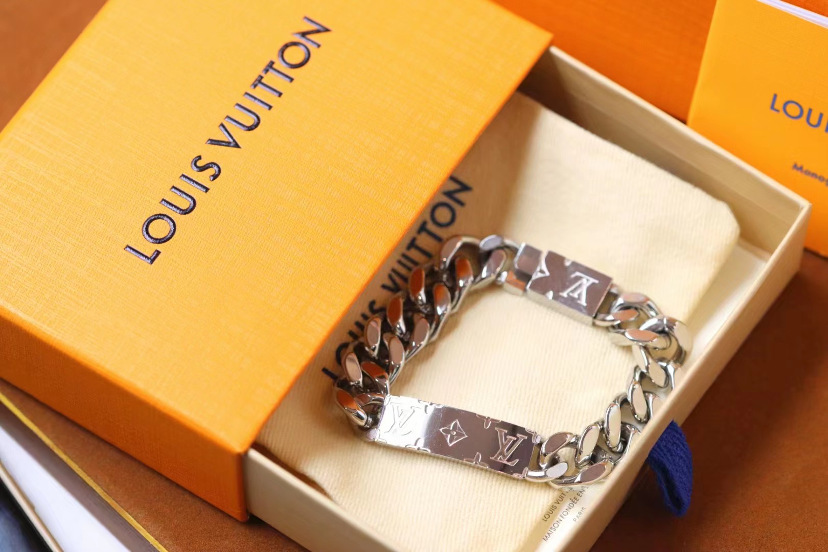 NO:102287,Louis Vuitton Cuban bracelet with old love flowers and couples. Two concepts of hand feeling, MONOGRAM chain bracelet is very beautiful when worn, and the original model is opened!  Recommended to keep your hands on the quality of the quality, women's style, men's style, Lv bracelet, louis vuitton, louis vuitton, bracelet19860909Louis Vuitton 老情花侣款古巴手链 手完感全两个概念MONOGRAM链手式镯 配起戴来非漂常亮、原版开模！ 品超质赞推荐自入留手 洋百气搭、女款,男款都,Lv手链,louis vuitton,louis vuitton,bracelet,Jewelry