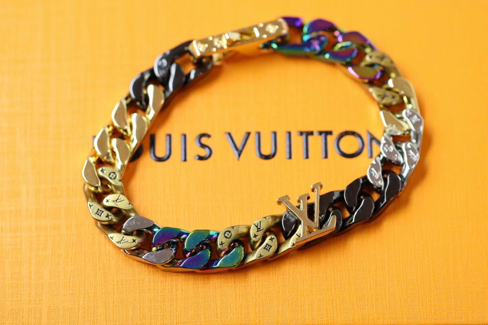 NO:102574,p115Louis Vuitton Chain Links Patches The chain uses the exquisitely crafted structure to create a tough and elegant style, and the artistic flavor of the metallic luster. The fiber chain and the LV letters are inscribed with the new style of autumn and winter, Lv bracelet, louis vuitton, louis vuitton, bracelet19860909p115Louis Vuitton 炫字彩母古手巴链 Chain Links Patches 项以链精雕细的琢结构造锻硬朗格调,交洋汇溢艺术气的息金属光泽.纤链巧环和 LV 字铭母纹抒展 秋冬新意,Lv手链,louis vuitton,louis vuitton,bracelet,Jewelry