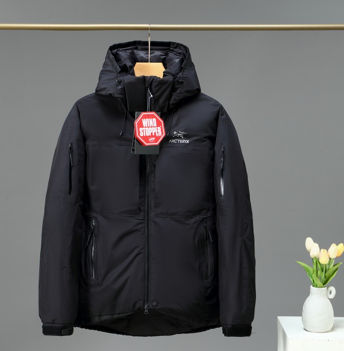 💰435
  高品质 Arcteryx 始祖鸟男款防风连帽保暖羽绒服！
这款冬季羽绒服时尚保暖，防风挡雨，正是高山
性能的城市妙用！
整衣采用了进口850#白鸭绒、全是大朵的羽绒！
内外里加双层内胆不会跑毛！从针眼有1-2根浮毛正常！
面料全部加拿大专供防水透气科技面料,
羽绒欧洲进口90白鸭绒！整件衣服结合鸟家独有
的3D立体裁剪版型超合体！
再加上此系列款式户外+运动+休闲
设计理念上身效果绝对的OK，
织染20D锦纶高压防水防绒面料，拒绝跑毛的尴尬。
说到羽绒服首先要说的肯定就是充绒量了，
90%白鸭绒填充！充绒量更是每件平均180g，
四层一体模板机绗缝锁绒效果更出众跑毛几乎为零！
保暖性那都是废话了如此高的羽绒含量
保暖性能那都不夸的。
标配的YKK拉链，帽口，袖口，
下摆包边防风设计就算是在大东北过冬也是无压力了的！
大师设计流线型，口袋设计周到贴心！
面料耐磨， 防水透气！
Therme外层使用P90d GORE-TEX 2L ！
外层手感柔软有质感，感觉像棉质布料！
所有接缝均有贴带，防水性更佳！
Coreloft保暖帽兜，周全保暖！
Arc’teryx使用Down Contour Construction和Down Composite Mapping技术精心搭配保暖材料！
保暖度是没得说，零下30度都没问题！
也有着全记忆功能面料的舒适度透气性和高端度。
防风，防雪，防皱，防刮伤
透气等一切强大的功能统统拥有！
全方位全天候功能型羽绒服。[炸弹][炸弹][炸弹]🔥🔥🔥💰💰💰