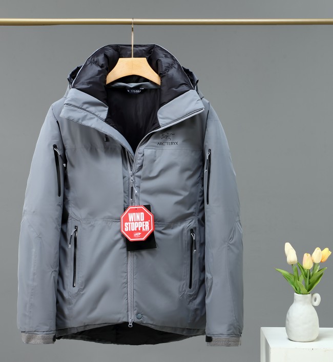 💰435
  高品质 Arcteryx 始祖鸟男款防风连帽保暖羽绒服！
这款冬季羽绒服时尚保暖，防风挡雨，正是高山
性能的城市妙用！
整衣采用了进口850#白鸭绒、全是大朵的羽绒！
内外里加双层内胆不会跑毛！从针眼有1-2根浮毛正常！
面料全部加拿大专供防水透气科技面料,
羽绒欧洲进口90白鸭绒！整件衣服结合鸟家独有
的3D立体裁剪版型超合体！
再加上此系列款式户外+运动+休闲
设计理念上身效果绝对的OK，
织染20D锦纶高压防水防绒面料，拒绝跑毛的尴尬。
说到羽绒服首先要说的肯定就是充绒量了，
90%白鸭绒填充！充绒量更是每件平均180g，
四层一体模板机绗缝锁绒效果更出众跑毛几乎为零！
保暖性那都是废话了如此高的羽绒含量
保暖性能那都不夸的。
标配的YKK拉链，帽口，袖口，
下摆包边防风设计就算是在大东北过冬也是无压力了的！
大师设计流线型，口袋设计周到贴心！
面料耐磨， 防水透气！
Therme外层使用P90d GORE-TEX 2L ！
外层手感柔软有质感，感觉像棉质布料！
所有接缝均有贴带，防水性更佳！
Coreloft保暖帽兜，周全保暖！
Arc’teryx使用Down Contour Construction和Down Composite Mapping技术精心搭配保暖材料！
保暖度是没得说，零下30度都没问题！
也有着全记忆功能面料的舒适度透气性和高端度。
防风，防雪，防皱，防刮伤
透气等一切强大的功能统统拥有！
全方位全天候功能型羽绒服。[炸弹][炸弹][炸弹]🔥🔥🔥💰💰💰