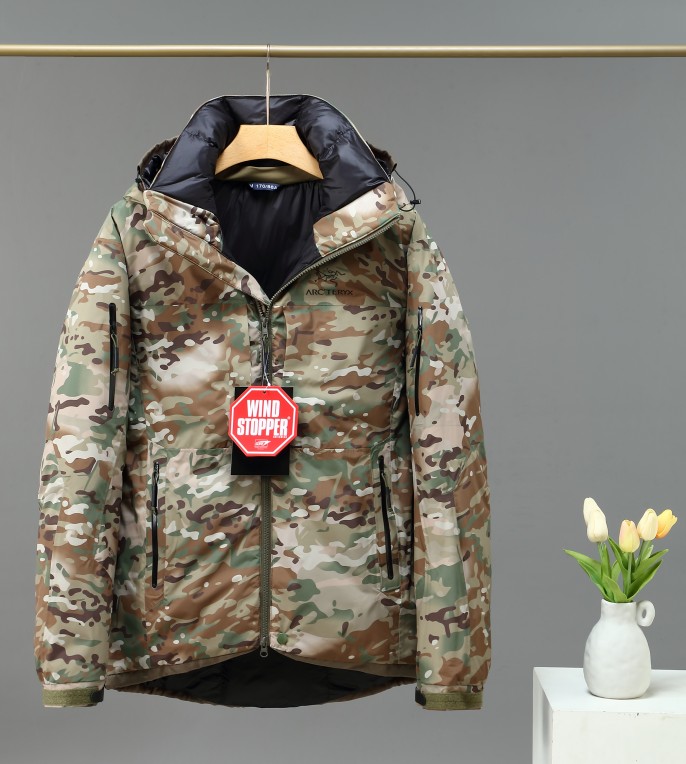 💰435
  高品质 Arcteryx 始祖鸟男款防风连帽保暖羽绒服！
这款冬季羽绒服时尚保暖，防风挡雨，正是高山
性能的城市妙用！
整衣采用了进口850#白鸭绒、全是大朵的羽绒！
内外里加双层内胆不会跑毛！从针眼有1-2根浮毛正常！
面料全部加拿大专供防水透气科技面料,
羽绒欧洲进口90白鸭绒！整件衣服结合鸟家独有
的3D立体裁剪版型超合体！
再加上此系列款式户外+运动+休闲
设计理念上身效果绝对的OK，
织染20D锦纶高压防水防绒面料，拒绝跑毛的尴尬。
说到羽绒服首先要说的肯定就是充绒量了，
90%白鸭绒填充！充绒量更是每件平均180g，
四层一体模板机绗缝锁绒效果更出众跑毛几乎为零！
保暖性那都是废话了如此高的羽绒含量
保暖性能那都不夸的。
标配的YKK拉链，帽口，袖口，
下摆包边防风设计就算是在大东北过冬也是无压力了的！
大师设计流线型，口袋设计周到贴心！
面料耐磨， 防水透气！
Therme外层使用P90d GORE-TEX 2L ！
外层手感柔软有质感，感觉像棉质布料！
所有接缝均有贴带，防水性更佳！
Coreloft保暖帽兜，周全保暖！
Arc’teryx使用Down Contour Construction和Down Composite Mapping技术精心搭配保暖材料！
保暖度是没得说，零下30度都没问题！
也有着全记忆功能面料的舒适度透气性和高端度。
防风，防雪，防皱，防刮伤
透气等一切强大的功能统统拥有！
全方位全天候功能型羽绒服。[炸弹][炸弹][炸弹]🔥🔥🔥💰💰💰