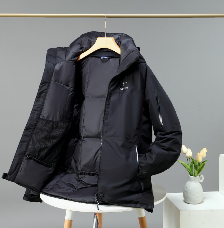 💰435
  高品质 Arcteryx 始祖鸟男款防风连帽保暖羽绒服！
这款冬季羽绒服时尚保暖，防风挡雨，正是高山
性能的城市妙用！
整衣采用了进口850#白鸭绒、全是大朵的羽绒！
内外里加双层内胆不会跑毛！从针眼有1-2根浮毛正常！
面料全部加拿大专供防水透气科技面料,
羽绒欧洲进口90白鸭绒！整件衣服结合鸟家独有
的3D立体裁剪版型超合体！
再加上此系列款式户外+运动+休闲
设计理念上身效果绝对的OK，
织染20D锦纶高压防水防绒面料，拒绝跑毛的尴尬。
说到羽绒服首先要说的肯定就是充绒量了，
90%白鸭绒填充！充绒量更是每件平均180g，
四层一体模板机绗缝锁绒效果更出众跑毛几乎为零！
保暖性那都是废话了如此高的羽绒含量
保暖性能那都不夸的。
标配的YKK拉链，帽口，袖口，
下摆包边防风设计就算是在大东北过冬也是无压力了的！
大师设计流线型，口袋设计周到贴心！
面料耐磨， 防水透气！
Therme外层使用P90d GORE-TEX 2L ！
外层手感柔软有质感，感觉像棉质布料！
所有接缝均有贴带，防水性更佳！
Coreloft保暖帽兜，周全保暖！
Arc’teryx使用Down Contour Construction和Down Composite Mapping技术精心搭配保暖材料！
保暖度是没得说，零下30度都没问题！
也有着全记忆功能面料的舒适度透气性和高端度。
防风，防雪，防皱，防刮伤
透气等一切强大的功能统统拥有！
全方位全天候功能型羽绒服。[炸弹][炸弹][炸弹]🔥🔥🔥💰💰💰