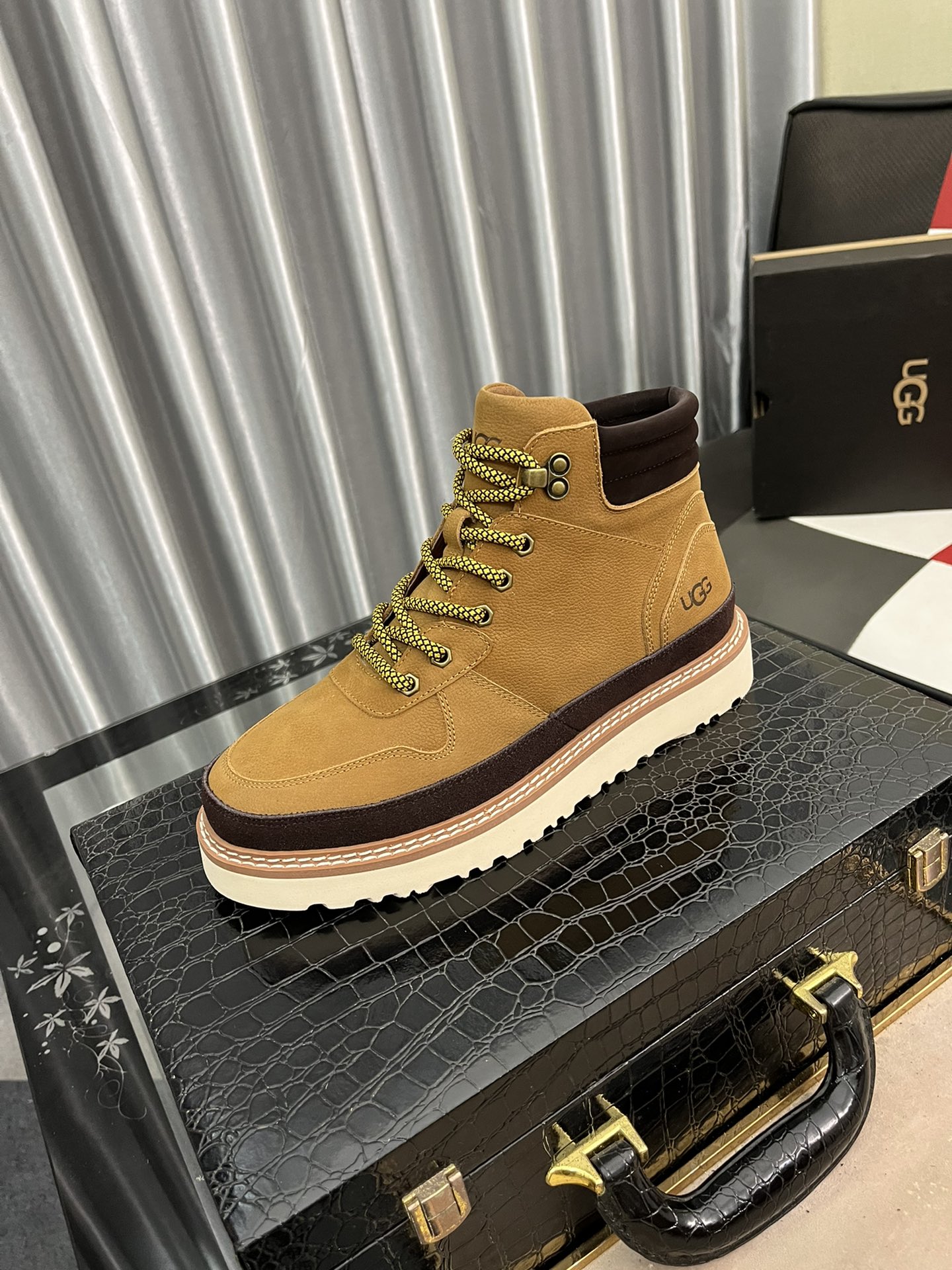 L5 澳洲进口加厚羊毛 UGG正品代购尺码：39-44 45可定做等级官网1:1材料头层真皮防水防冻鞋面 真毛内里 原版防滑耐磨轻便柔软大底款式类别：男士休闲鞋 搭潮流款 上脚舒服颜色：2色可选