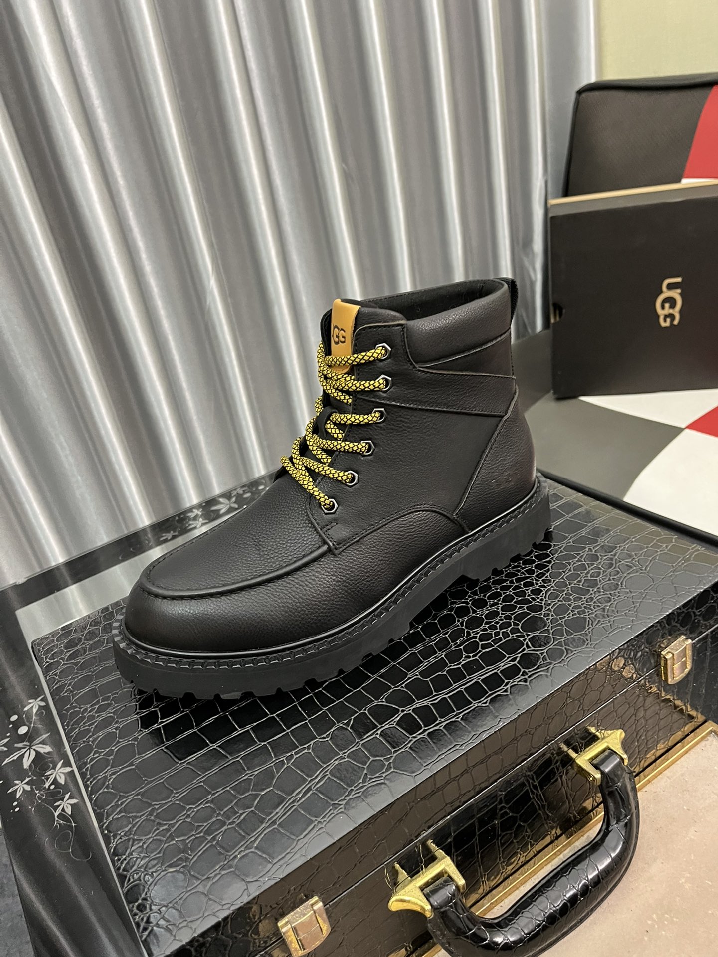 K5 澳洲进口加厚羊毛 UGG正品代购尺码：39-44 45可定做等级官网1:1材料头层真皮防水防冻鞋面 真毛内里 原版防滑耐磨轻便柔软大底款式类别：男士休闲鞋 搭潮流款 上脚舒服颜色：2色可选