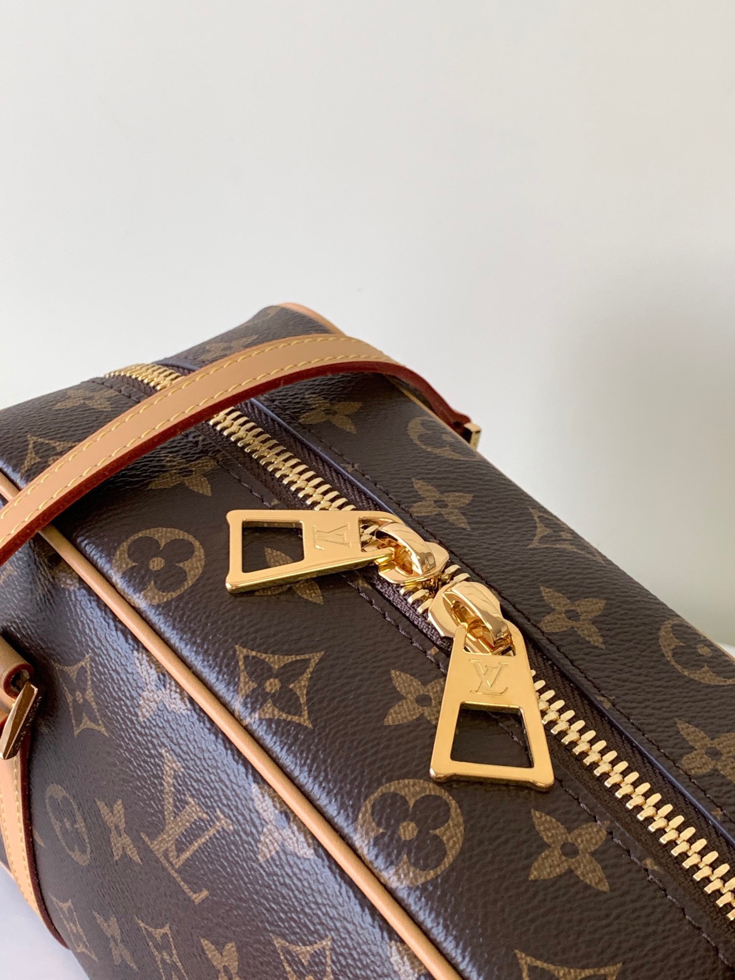 LOUIS VUITTON M6321 Leather Bag