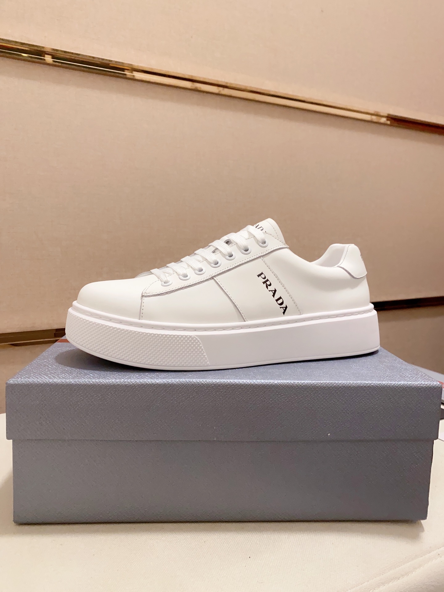 J0 高版本Prada 普拉达 专柜同步上市, 男鞋、面料精选头层牛皮 头层牛皮内里.原版开模防滑橡胶大底,精美线条、简约大气,上脚舒服上挡次、休闲旅游.码数:38一4445 46定做不退换