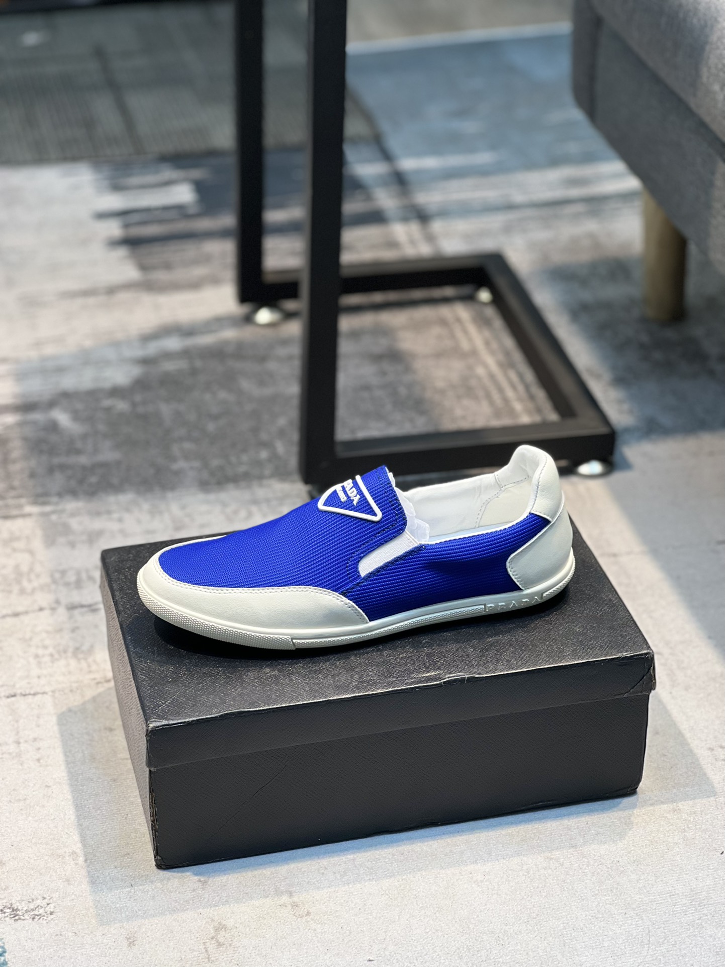 I5  Prada 普拉达 官网最休闲时尚男鞋,爆款版型简洁大气,潮男专属.独有的官网最新品牌元素元素古奇原版装饰,时尚又大方,面料原版透气布料牛皮透气内里,官网指定耐磨休闲大底,专柜经典款实物拍摄38-44
