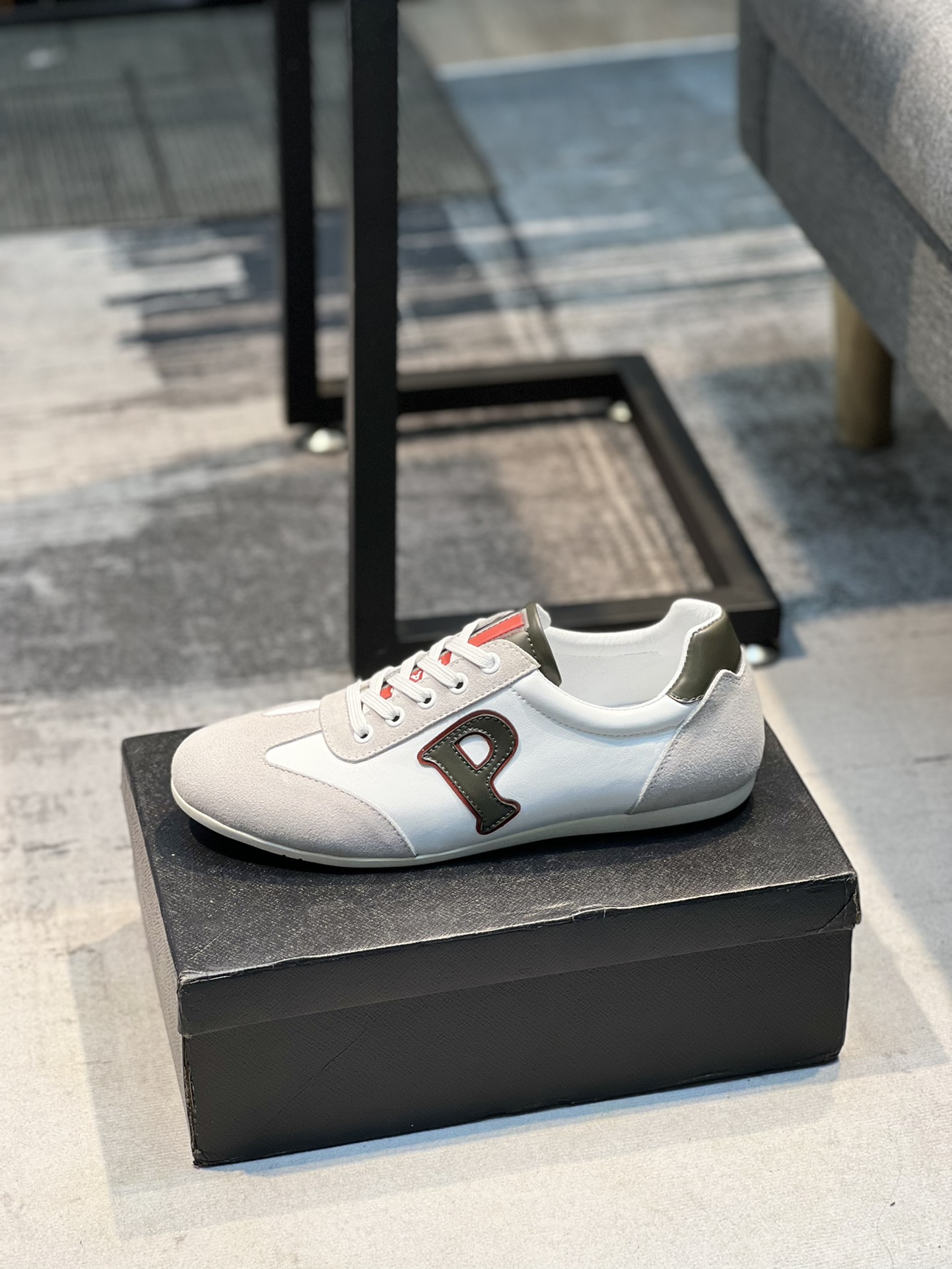 I5 Prada 普拉达 男鞋、面料精选头层牛皮透气网工艺制作而成.内里:全羊皮内里.高端气垫开模防滑橡胶大底,精美线条、简约大气,上脚舒服上挡次、休闲旅游.码数:38一44可定做45