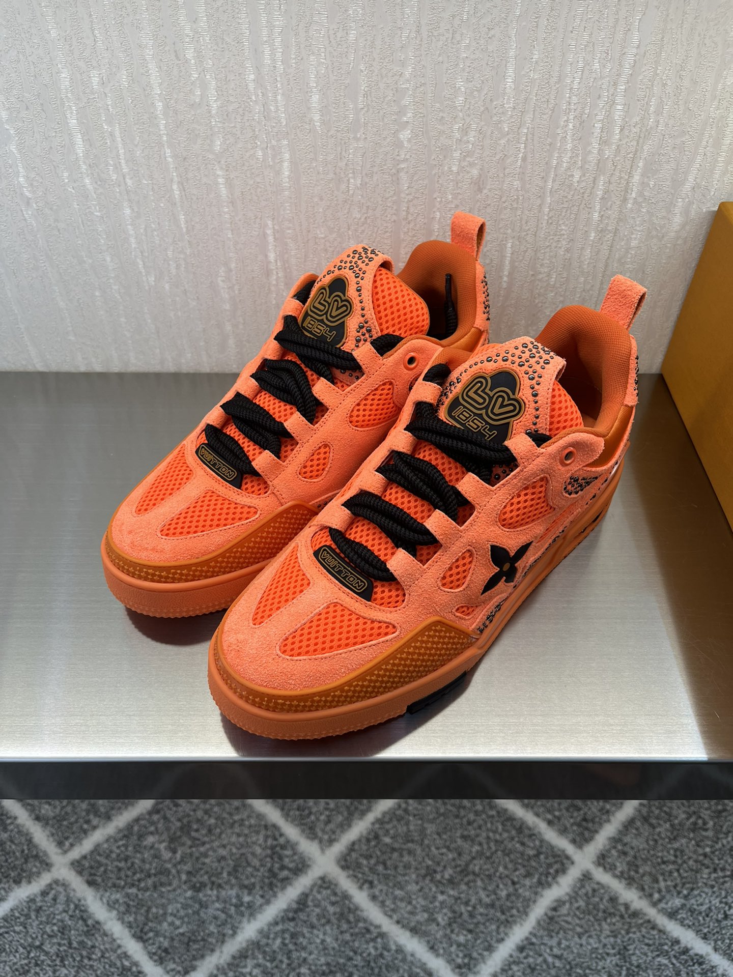 L SK8 2023 Spring/Summer new luxury crystal-embellished sneakers. Leather floral details, bold design, vibrant colors. Essential summer fashion item.-Big cat