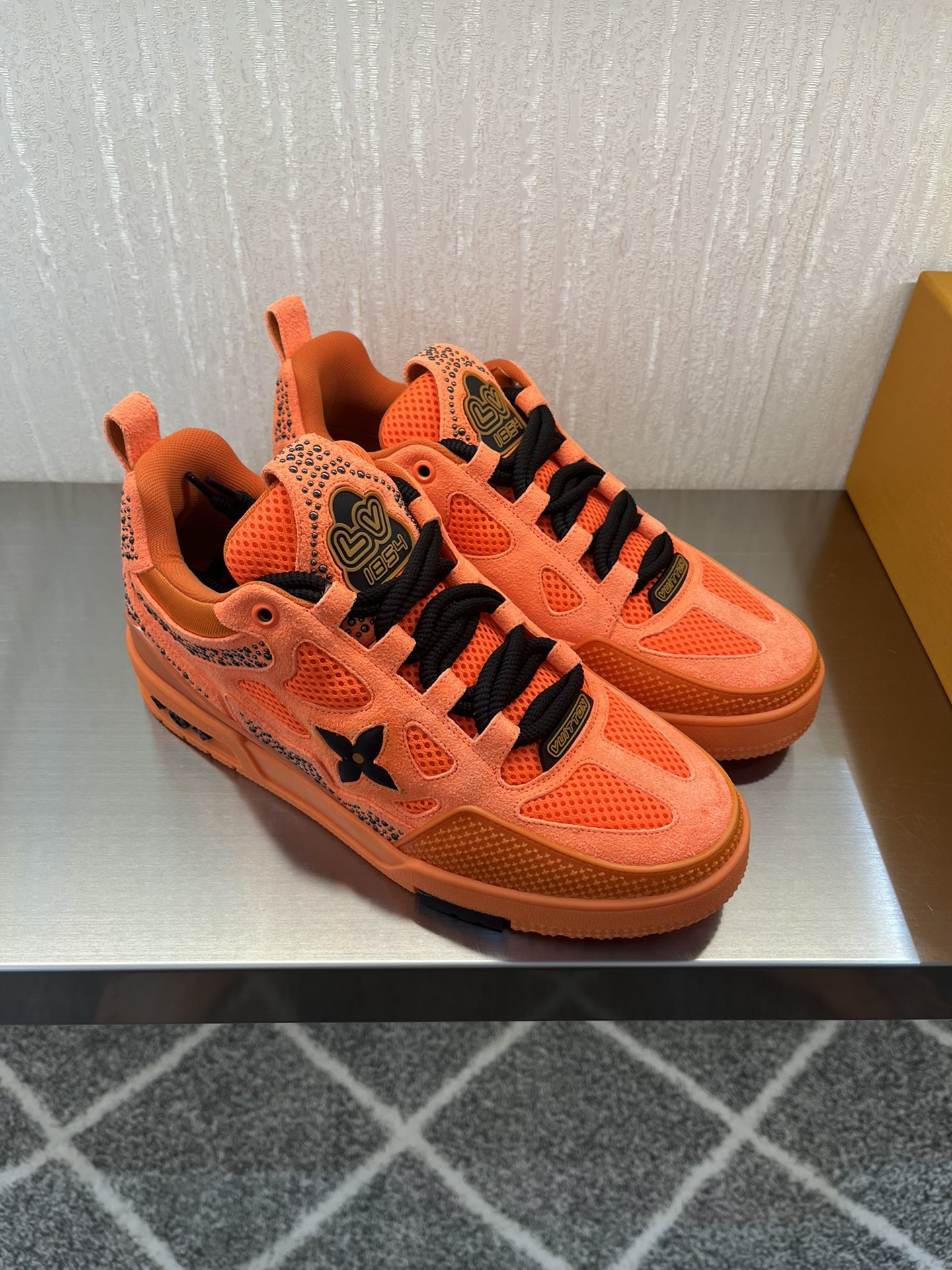 L SK8 2023 Spring/Summer new luxury crystal-embellished sneakers. Leather floral details, bold design, vibrant colors. Essential summer fashion item.-Big cat